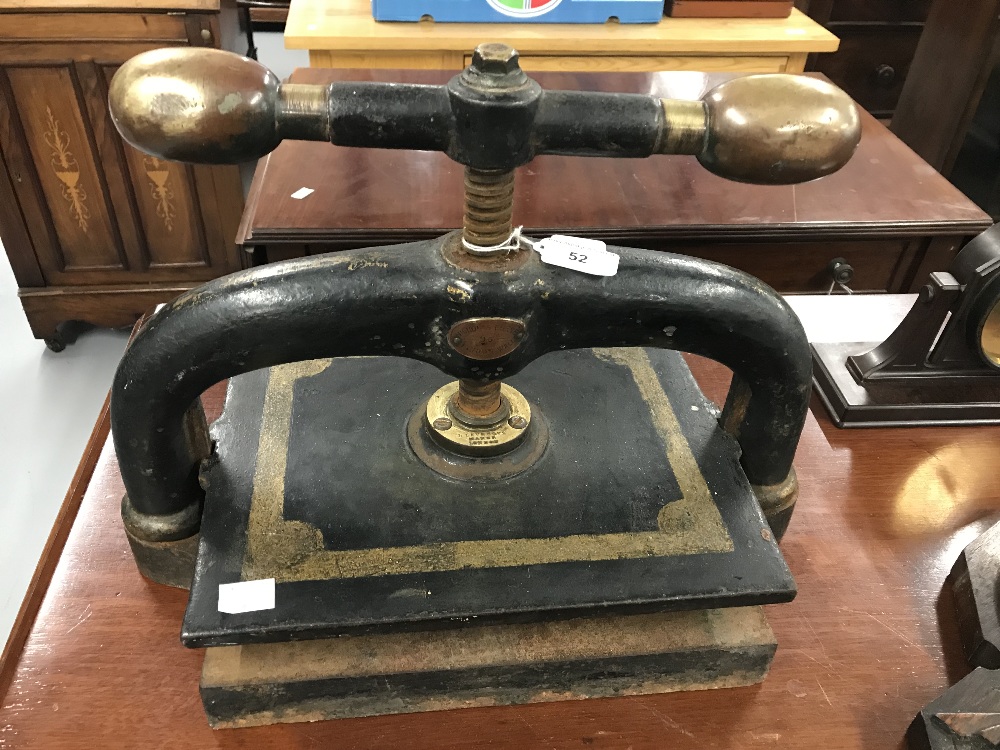 Late 18th/early 19th cent. Iron and brass book press. Brass and iron handle, vertical screw and - Image 2 of 2