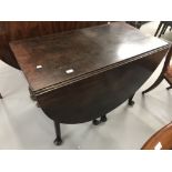 18th cent. Mahogany drop leaf dining table on club feet.