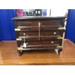 20th cent. Mahogany jewellery box in the form of a chest of drawers. Boulework decorated lid which