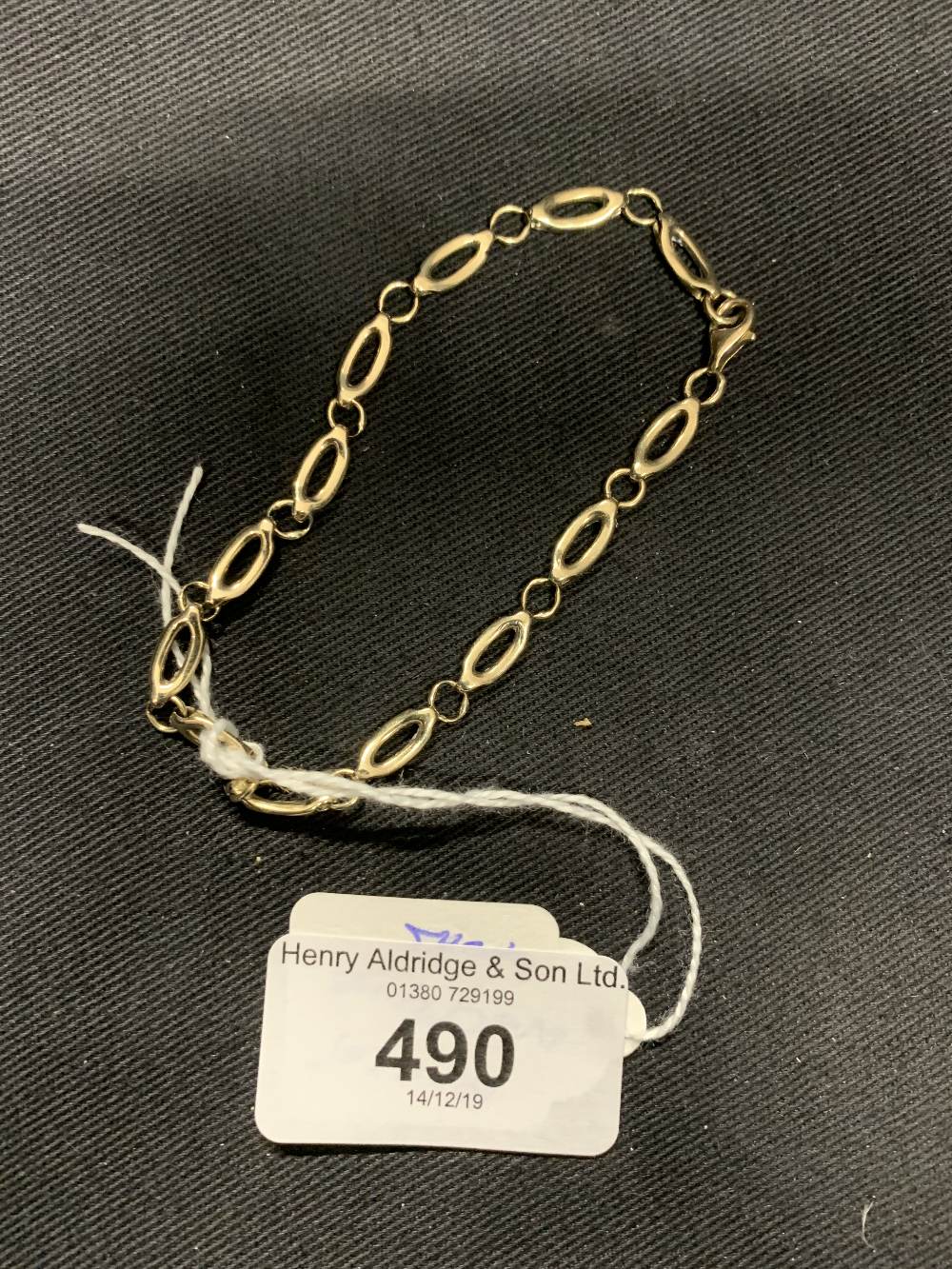 Hallmarked Gold: 9ct. bracelet oval and round links, hallmarked Birmingham. Weight 6.9g.