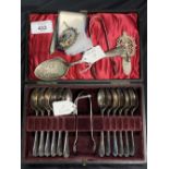 Late 19th/Early 20th cent. Platedware: Set of twelve teaspoons, and nips contained in a lined