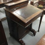 Late 19th/early 20th cent. mahogany davenport with inlay. Four drawers to one side and dummy drawers