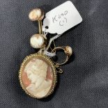 19th/20th cent. Yellow Metal Jewellery: Brooch with three graduated cameo's, marked 18ct tests as