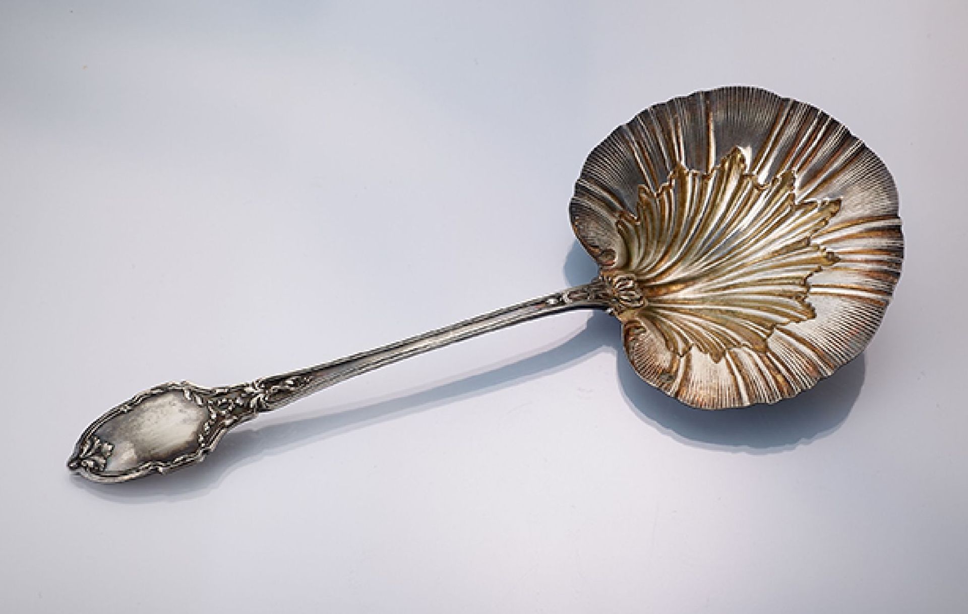 Vorlegelöffel/Erdbeerlöffel, Frankreich um 1890/1900, 950er Silber, Meistermarke OM, klassizistische