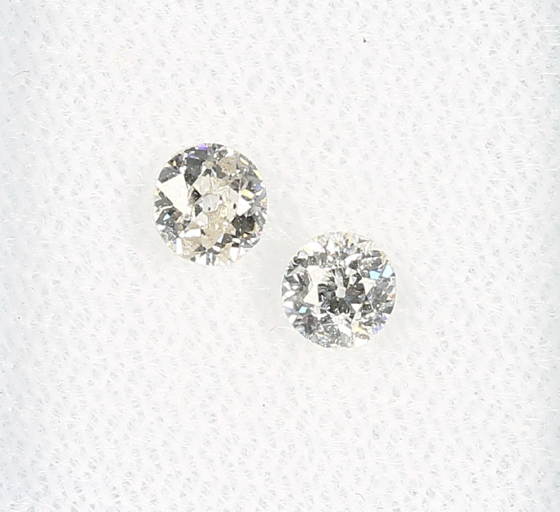 Lot 2 lose Brillanten zus. ca. 0.63 ct, best. aus: 1 x l.get.Weiß/p1, 1 x get.Weiß/p1 Schätzpreis: