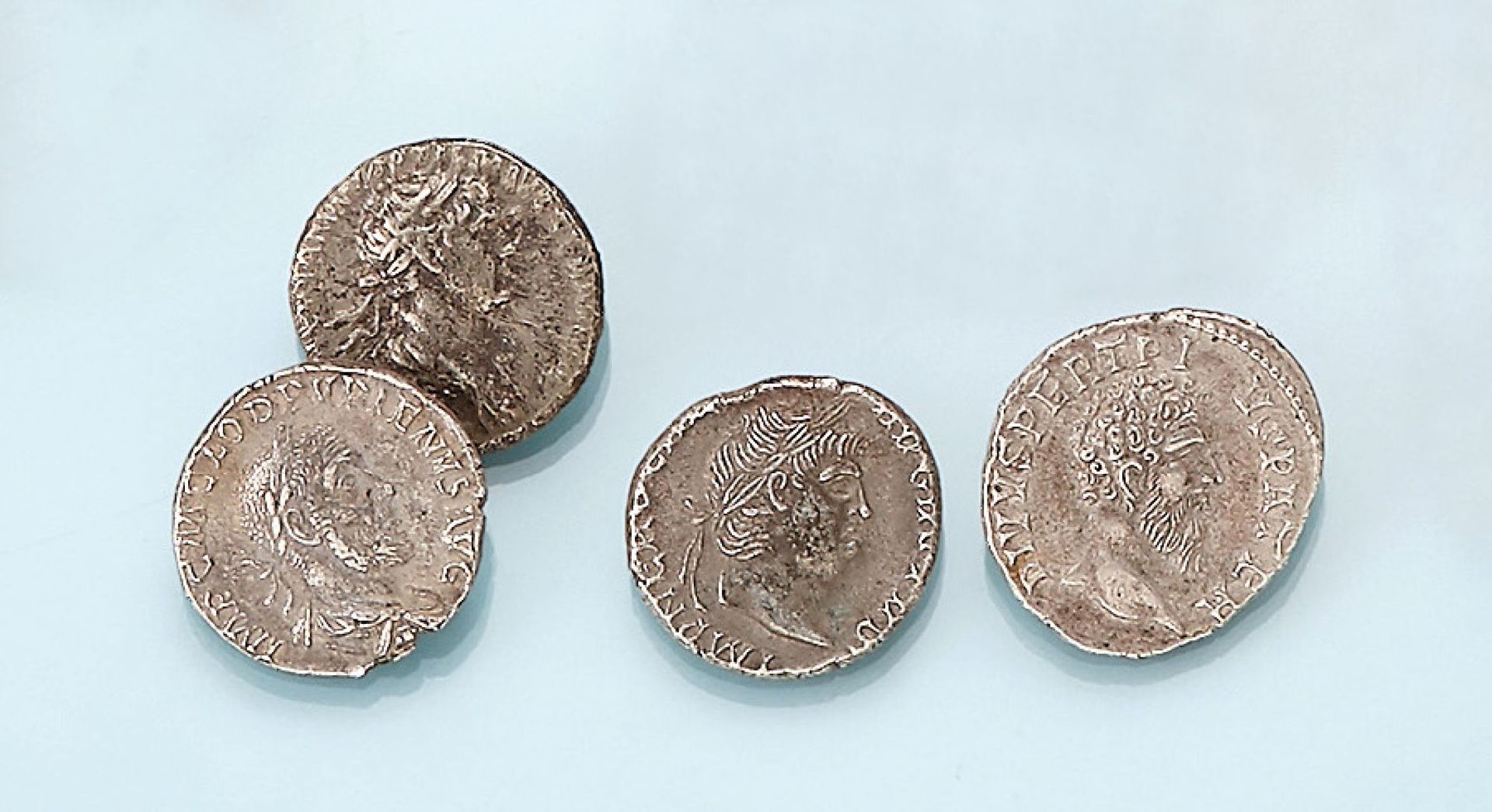 Konvolut 4 Silbermünzen, Denare, Rom, best.aus: 1 x Nero, 1 x Vespasian, 1 x Domitian, 1 x n.