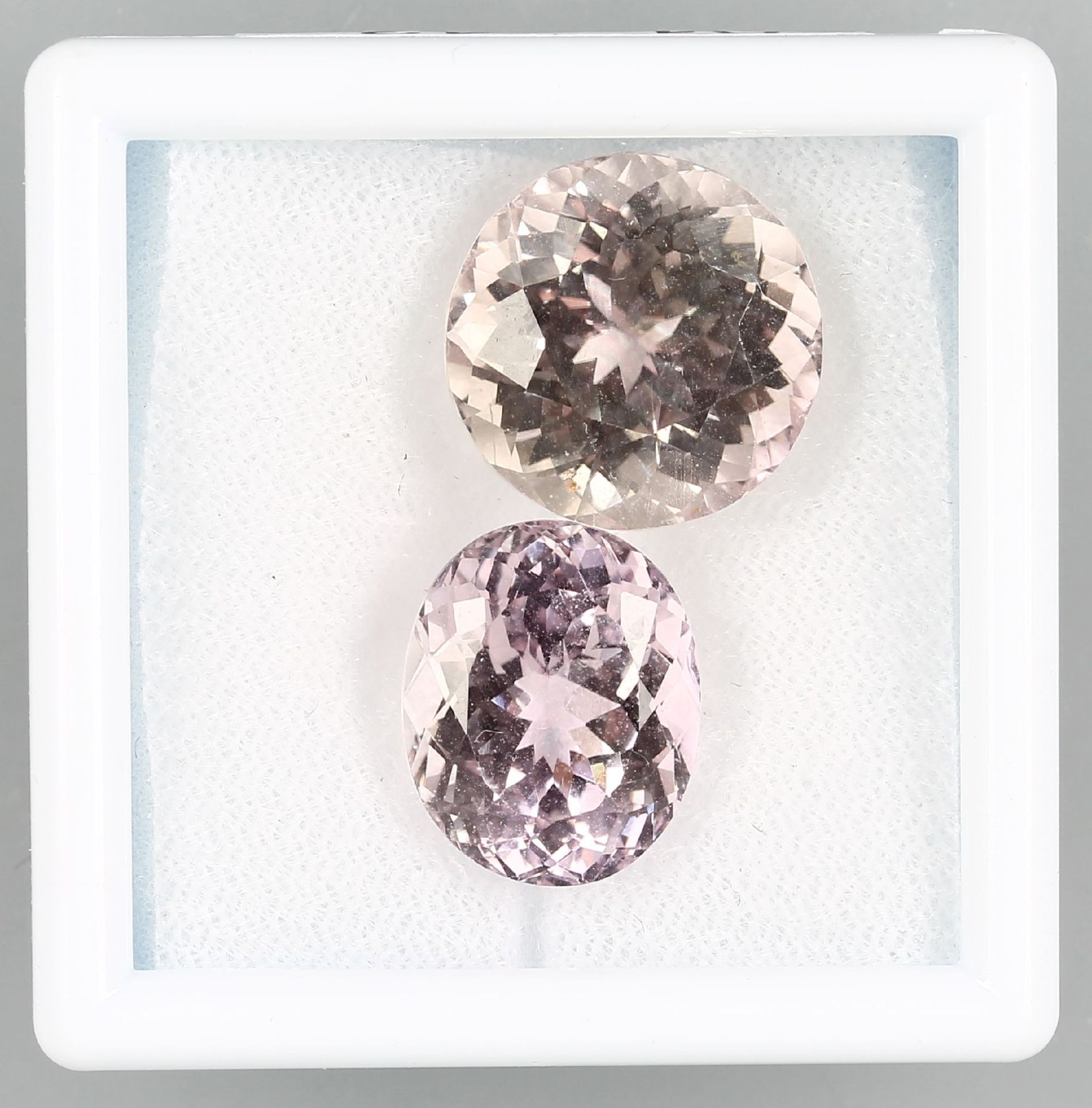 Lot 2 lose Kunzite zus. ca. 28.86 ct, 1 x rund, 1 x oval facett. Schätzpreis: 1100, - EURLot 2 loose