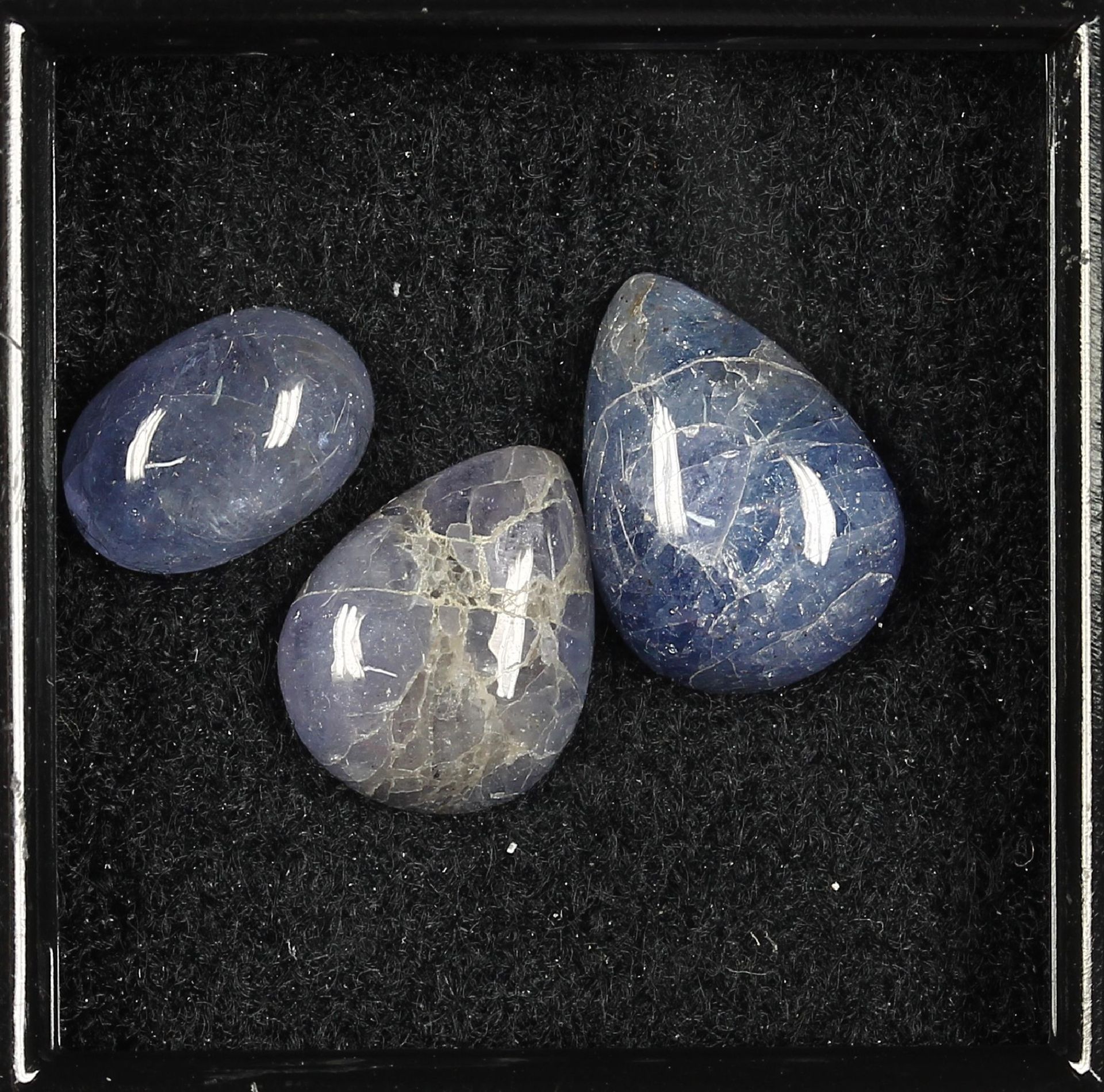 Lot 3 lose Tansanitcabochons zus. ca. 16.39 ct, 2 x tropfenf. facett., 1 x oval facett. Schätzpreis: