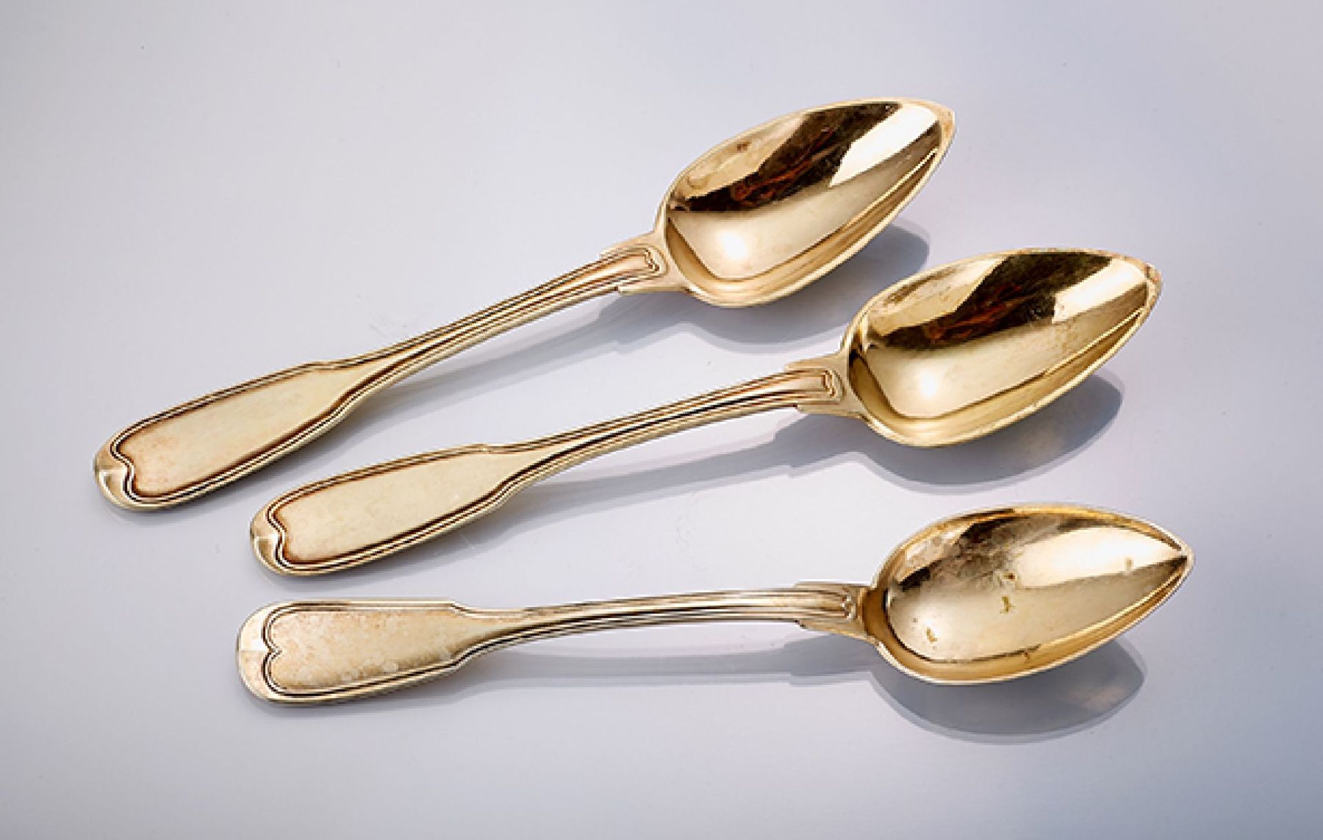 11 kl. Löffel, 13 lötig, um 1860/70, Augsburger Fadenmuster, total ca. 250 g11 small spoons, 13