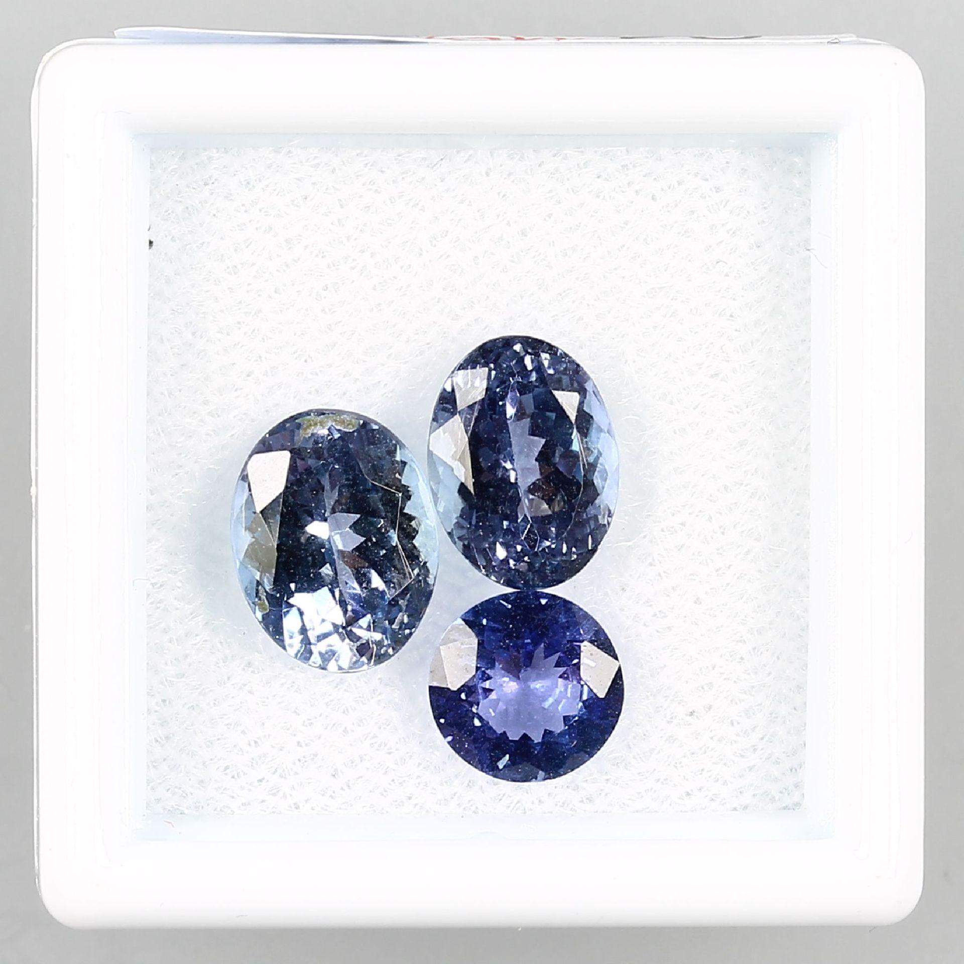 Lot 3 lose Tansanite zus. ca. 5.01 ct , 2 x oval facett., 1 x rund facett. Schätzpreis: 1100, -