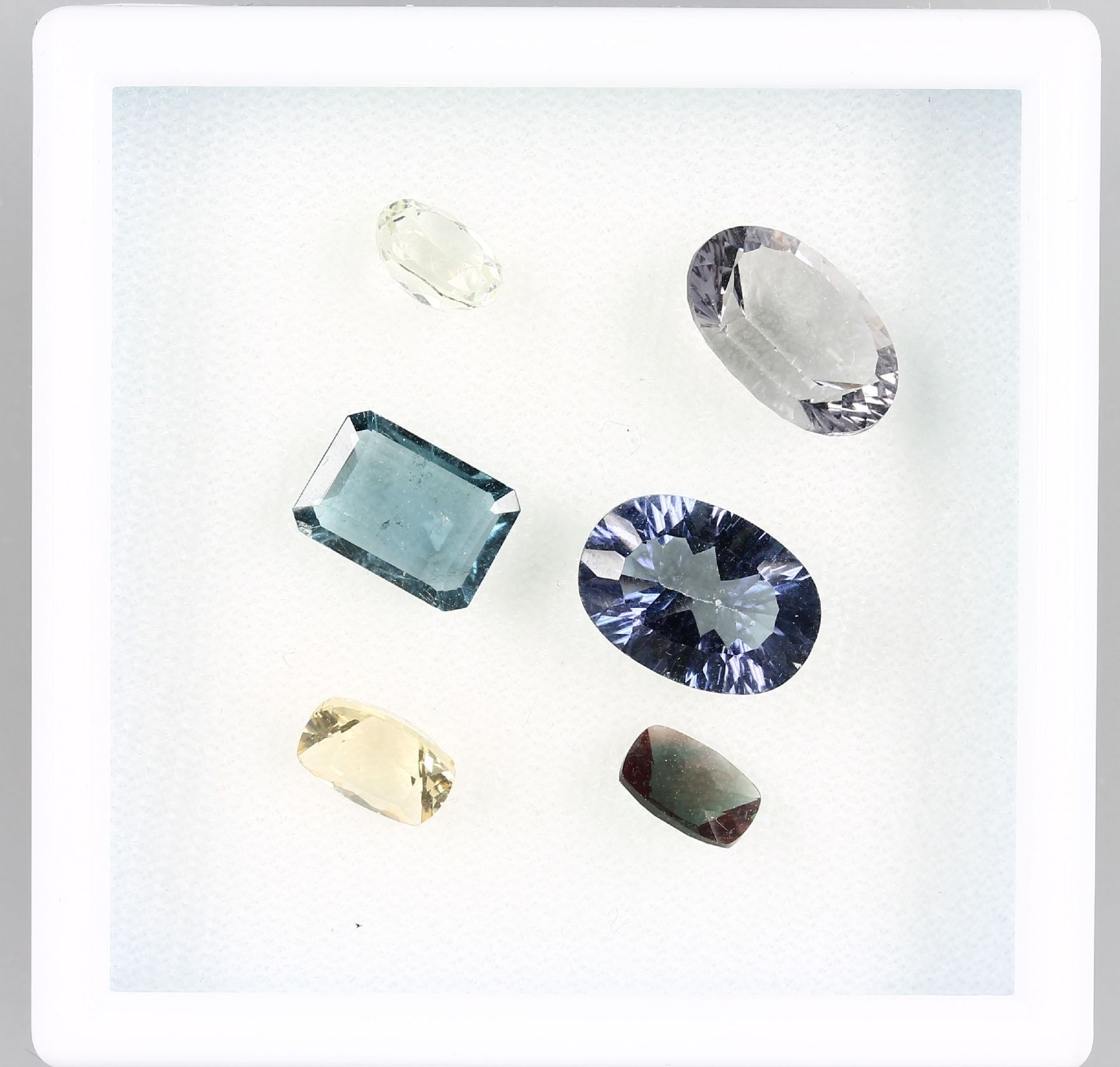 Lot 6 lose Farbsteine, best. aus: 1 x gelber Beryll, 1.78 ct, 1 x grüner Turmalin, 4.71 ct, 1 x