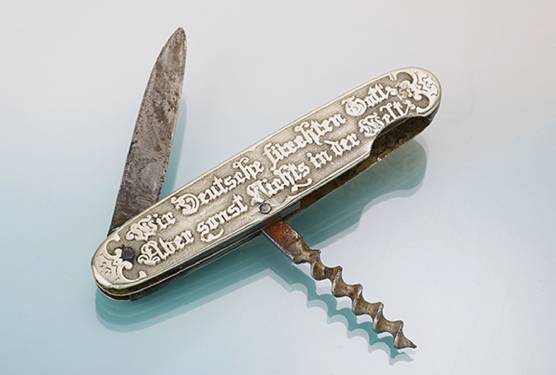 Taschenmesser, deutsch um 1905/10, Metall, Darst. Bismarck in stiltyp. Pose, mit Kernspruch von