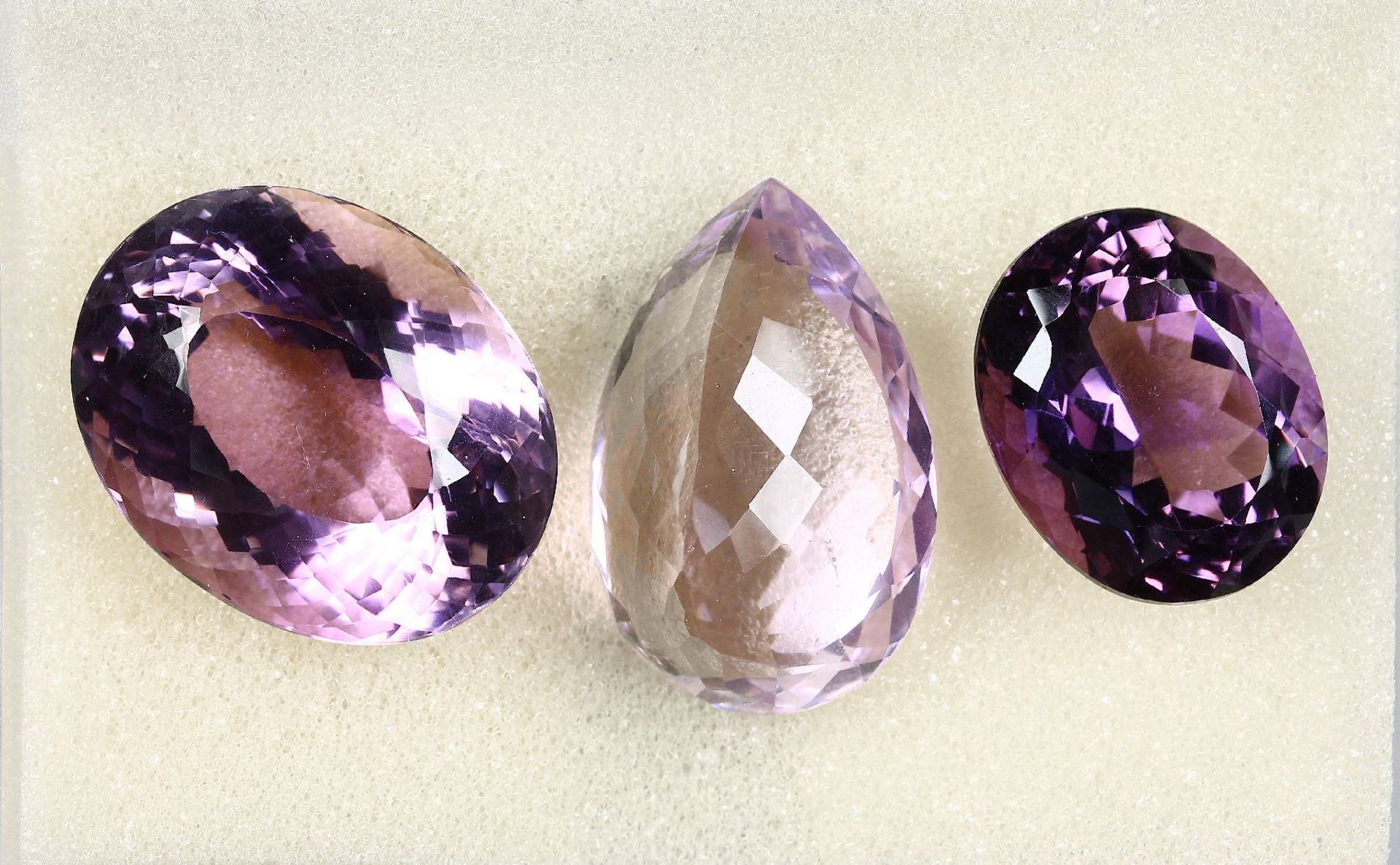 Lot 3 lose facett. Amethyste zus. 150.95 ct, 1 x Tropfenform 53.87 ct, 1 x oval 32.23 ct, 1 x oval