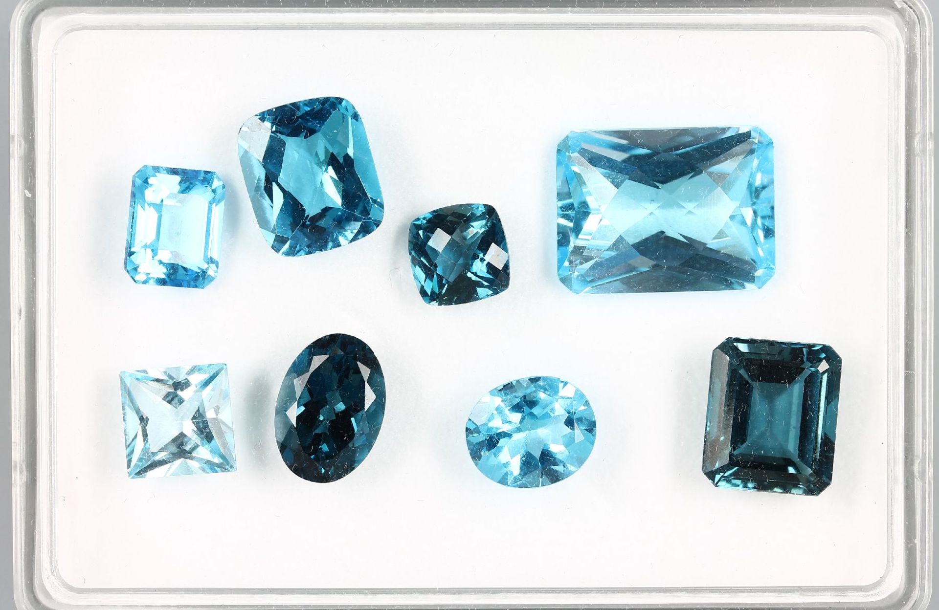 Lot lose Blautopase (beh.) zus. ca. 78.83 ct, versch. Formen, Farben und Größen Schätzpreis: