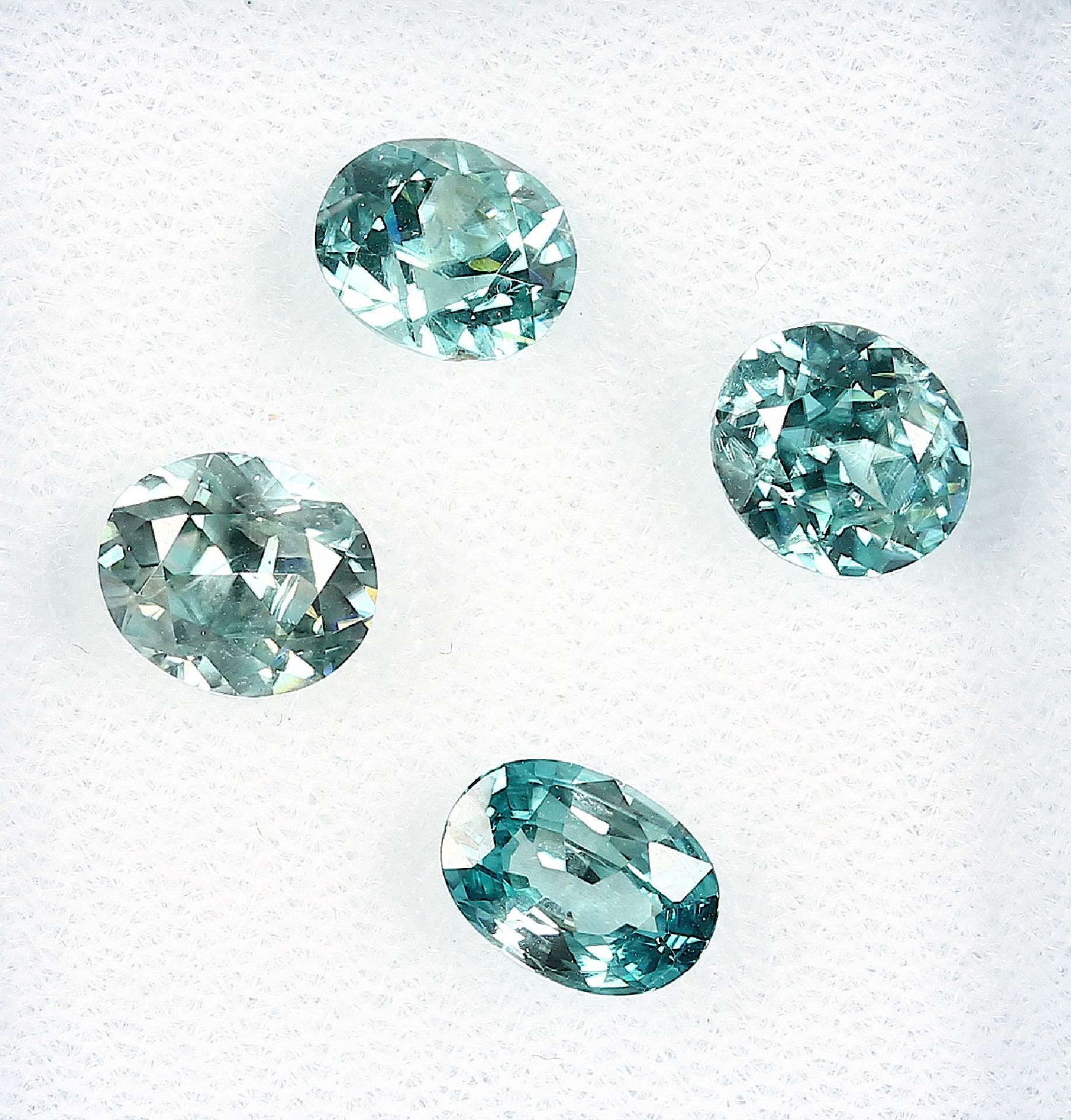 Lot 4 lose Zirkone zus. ca. 7.46 ct, oval facett., blau Schätzpreis: 480, - EURLot 4 loose