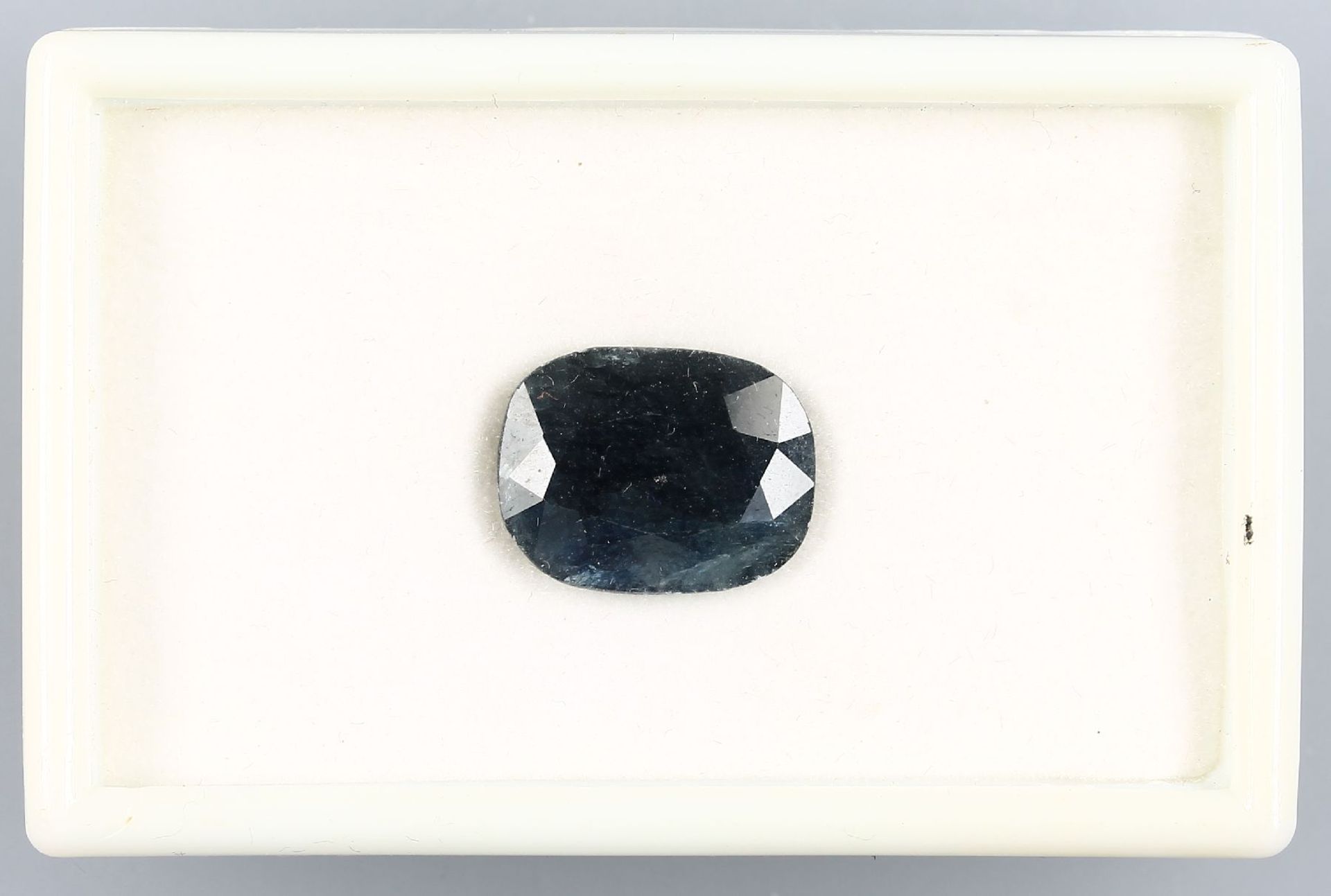 Loser Saphir ca. 11.24 ct, rechteckig facett. Schätzpreis: 1600, - EURLoose sapphire approx. 11.24