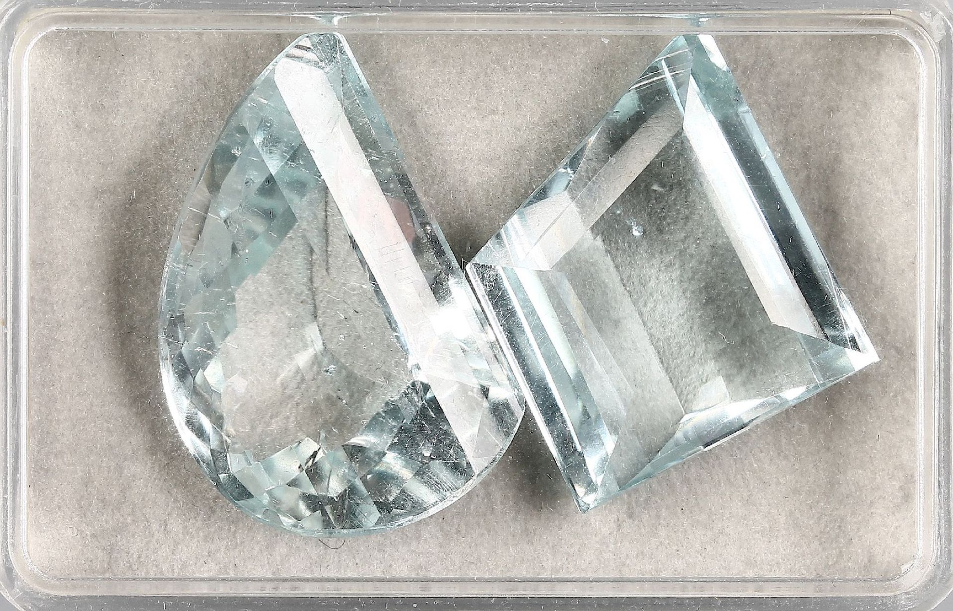 Lot 2 lose facett. Aquamarine zus. 90.30 ct, 1 x halbmondf. 47.32 ct, 1 x trapezf. 42.98 ct