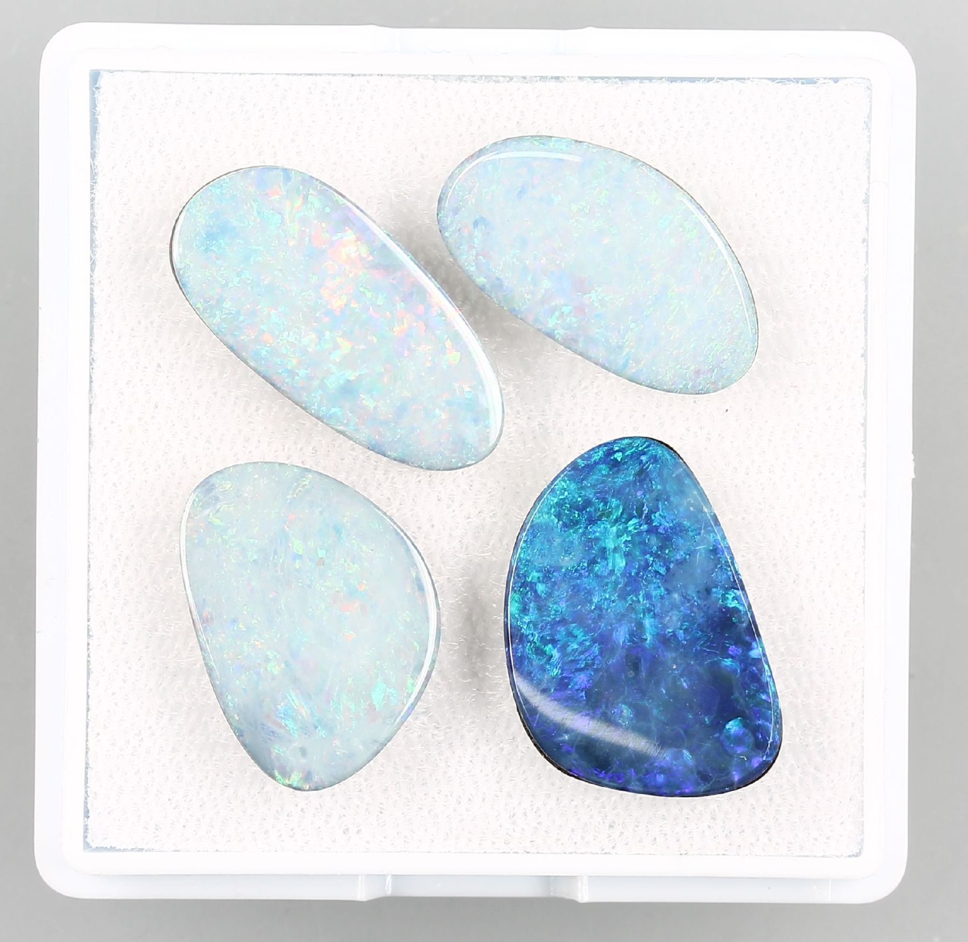 Lot 4 lose Opale, zus. ca. 14.69 ct, Boulderopale Schätzpreis: 280, - EURLot 4 loose opals, total