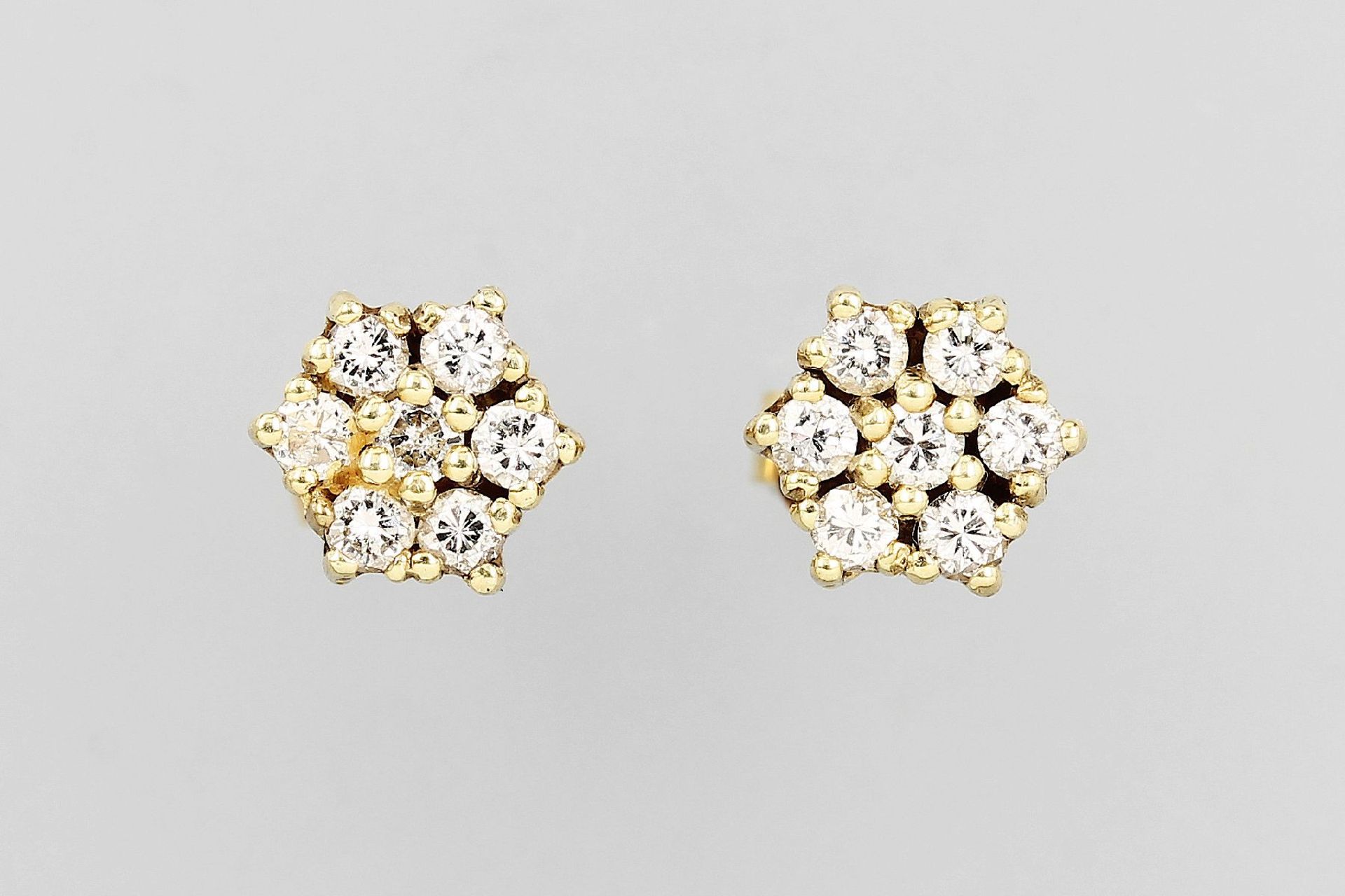 Paar 14 kt Gold Ohrstecker mit Diamanten, GG 585/000, 14 Brillanten zus. ca. 0.40 ct Weiß/si,