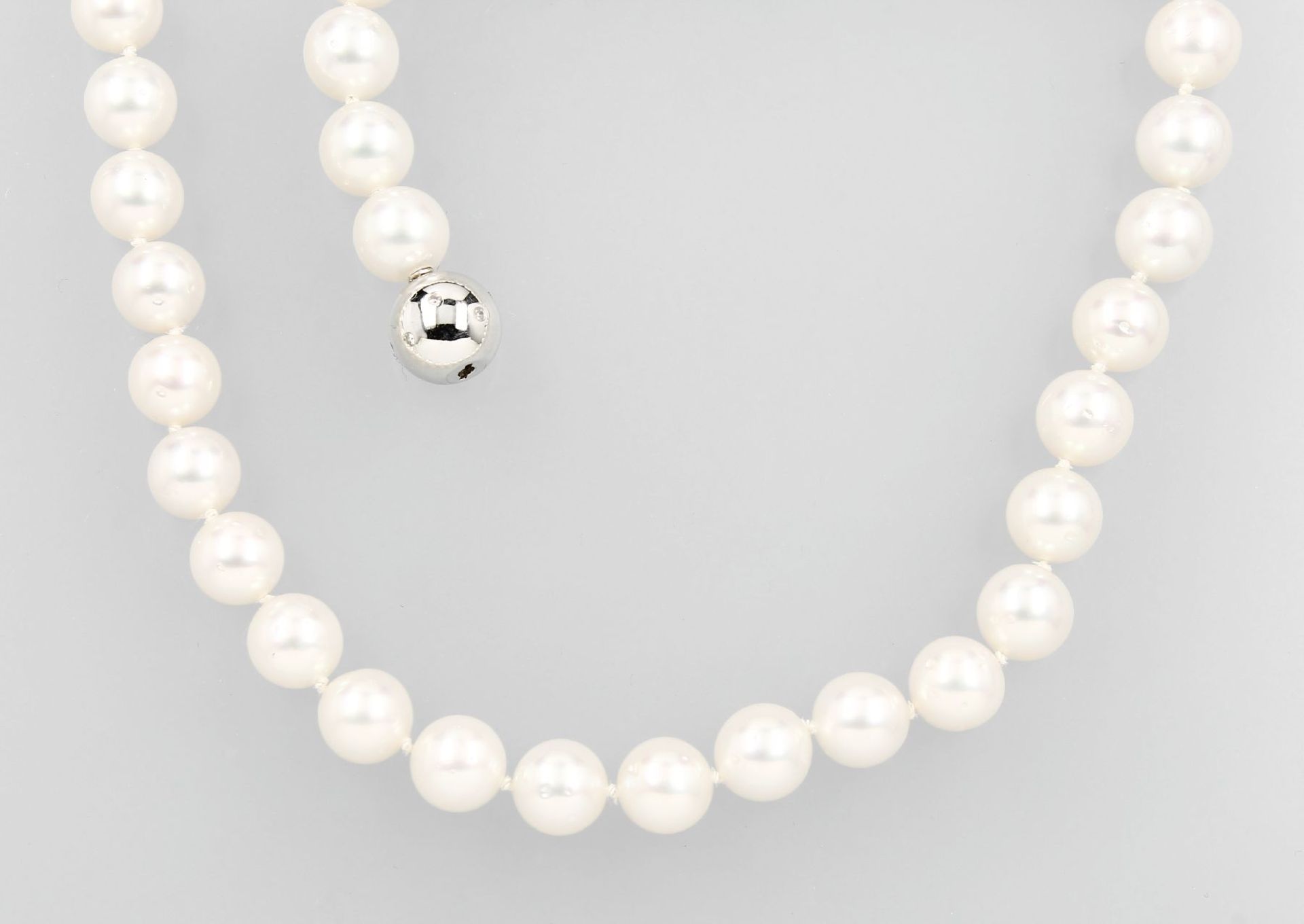 Collier aus Südseezuchtperlen, an 585/000 WG Schließe mit Brillanten, weiße Perlen, D. ca. 10 mm,