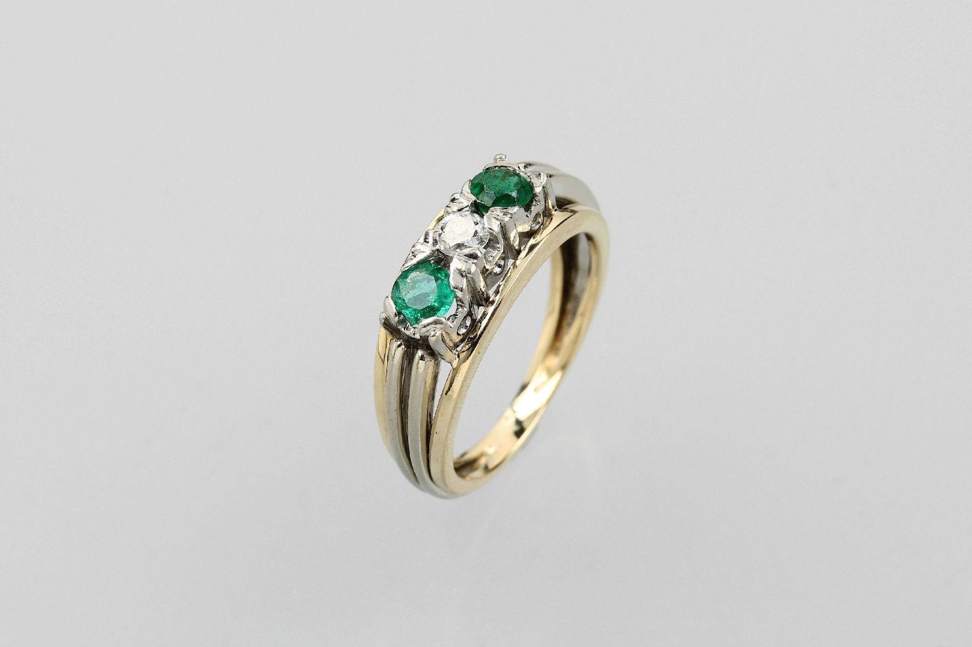 14 kt Gold Ring mit Brillant und Smaragden, GG 585/000, 2 rundfacett. Smaragde zus. ca. 0.44 ct (
