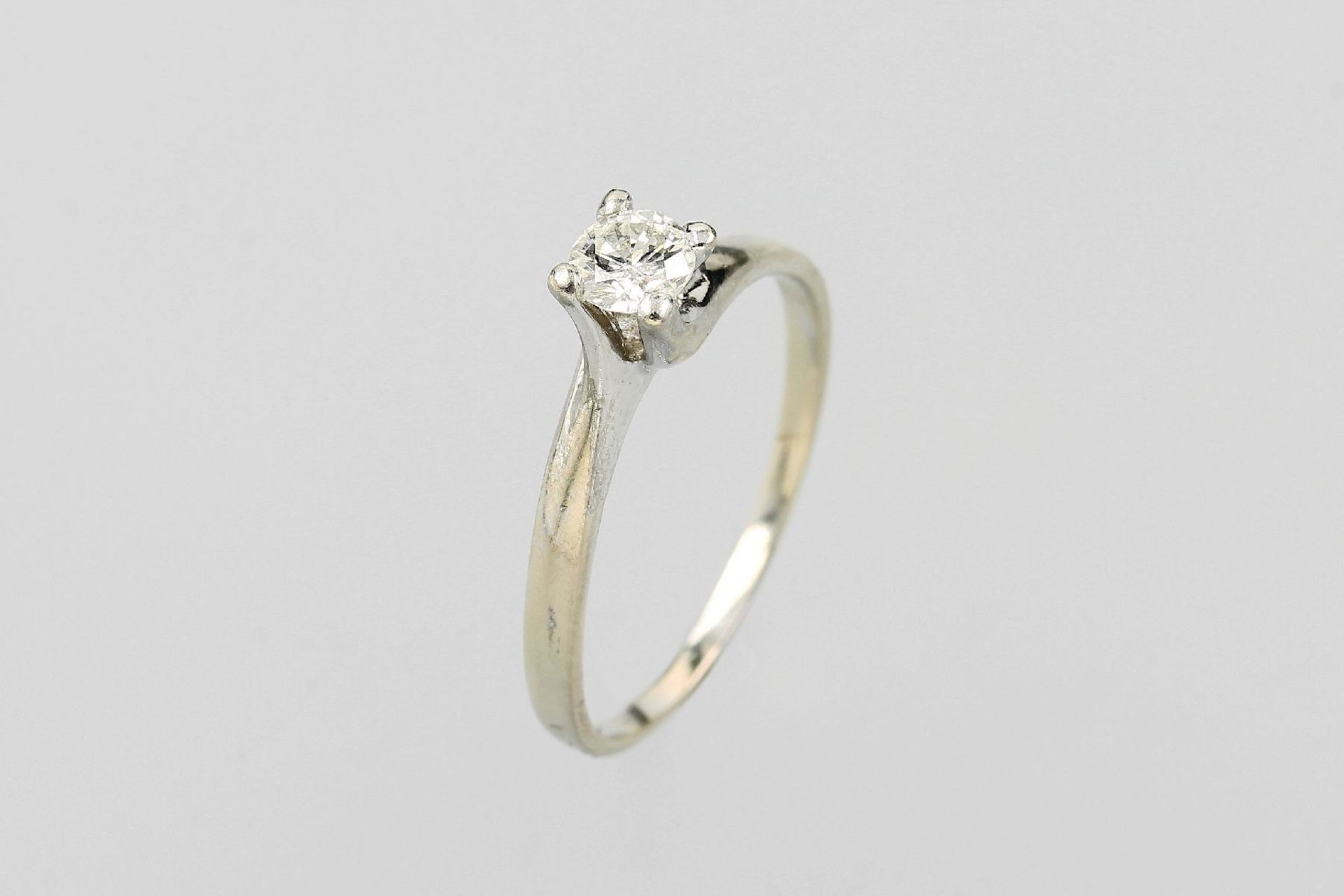 14 kt Gold Ring mit Brillant, WG 585/000, Brillant ca. 0.30 ct (grav.) Weiß/p, total ca.1.8 g, RW