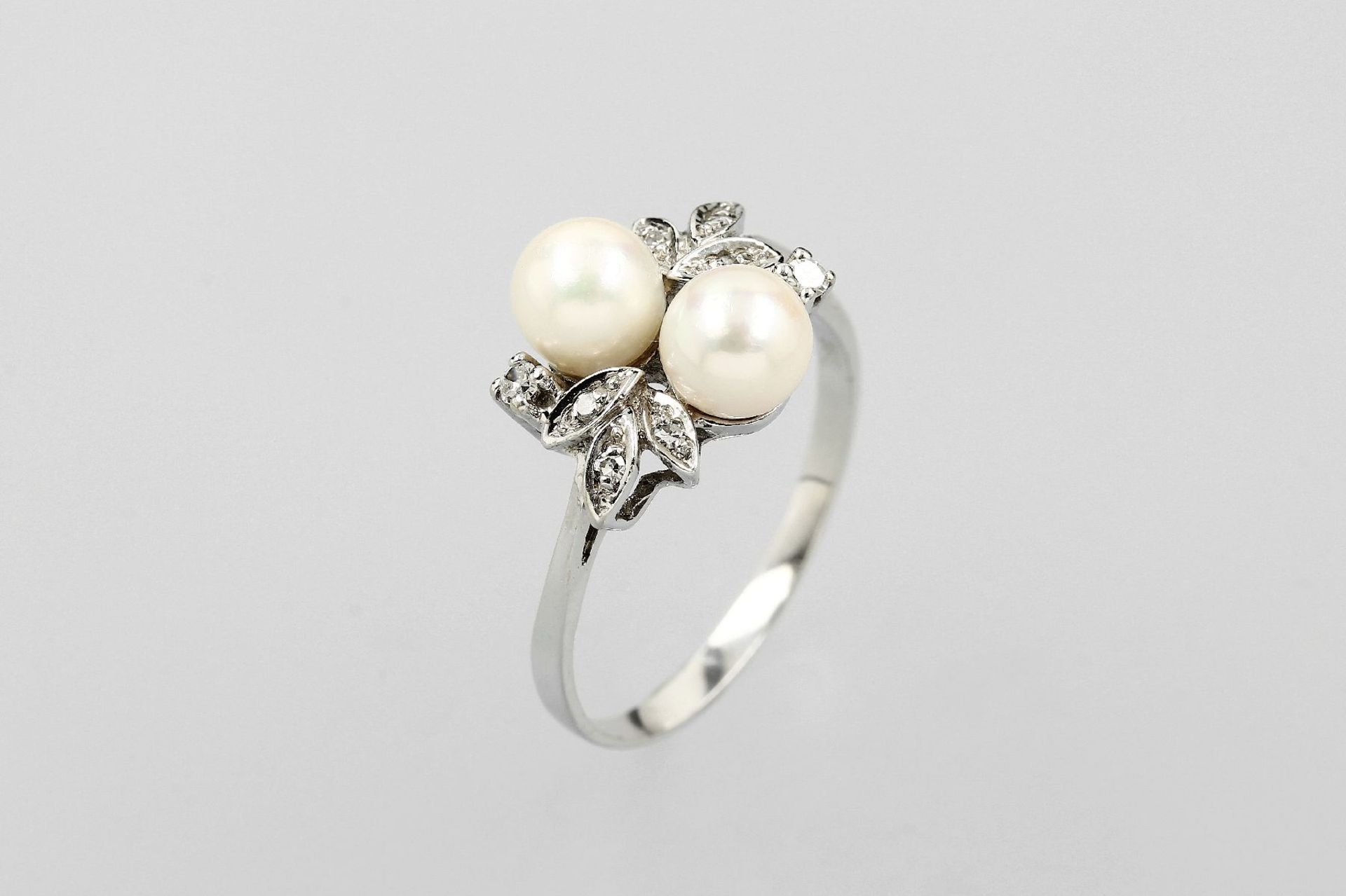 14 kt Gold Ring mit Diamanten und Zuchtperlen, WG 585/000, asymm. Ringschiene, florales Design, 2