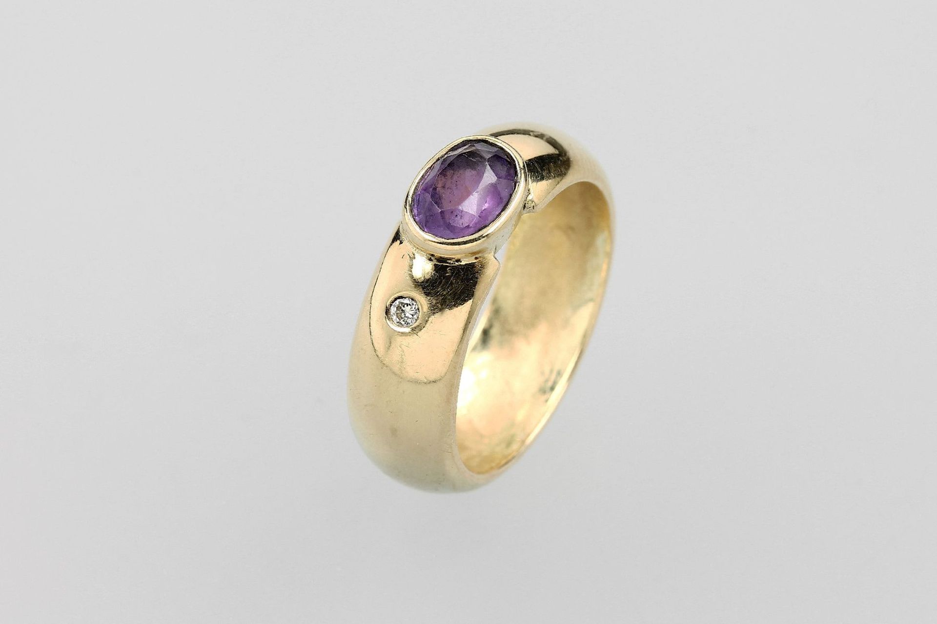 14 kt Gold Ring mit Amethyst und Brillant, GG 585/000, ovalfacett. Amethyst, kl. Diamant,RW 56,