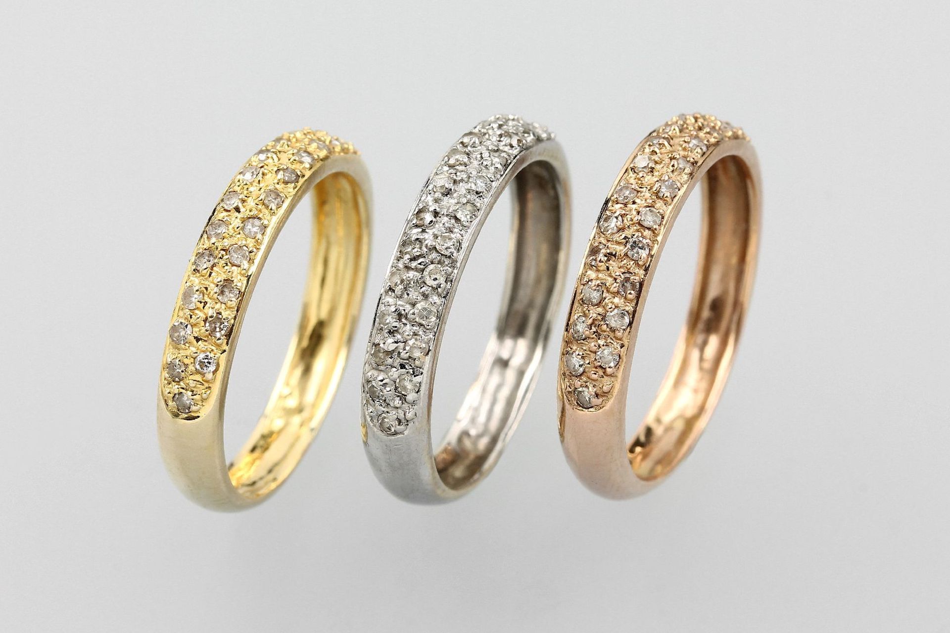 14 kt Gold Ringtrio mit Diamanten, GG/WG/RG585/000, je bes. mit ca. 27 Diamanten zus. ca.0.15 ct