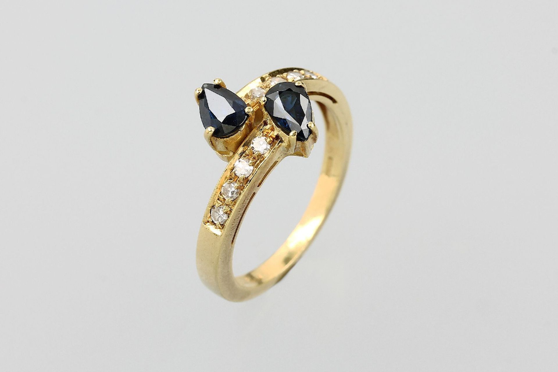 18 kt Gold Ring mit Saphiren und Diamanten, GG 750/000, 2 Saphir-Tropfen zus. ca. 0.25 ct, 8 8/8-
