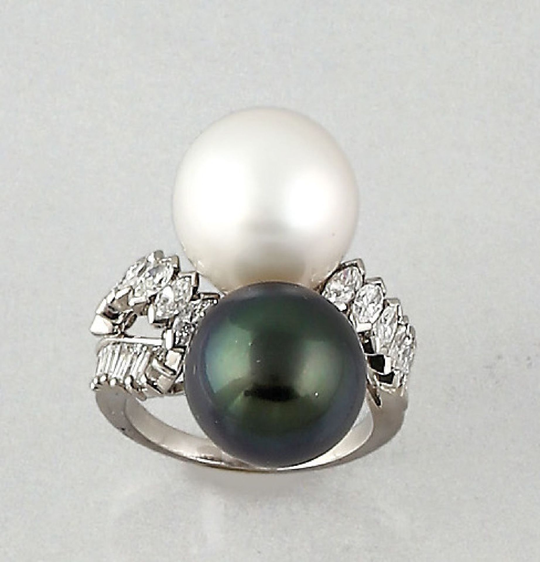 Platin Ring mit Zuchtperlen und Diamanten, hochaufgebauter Ringkopf, 1 weiße Südseeperle,D. ca. 14