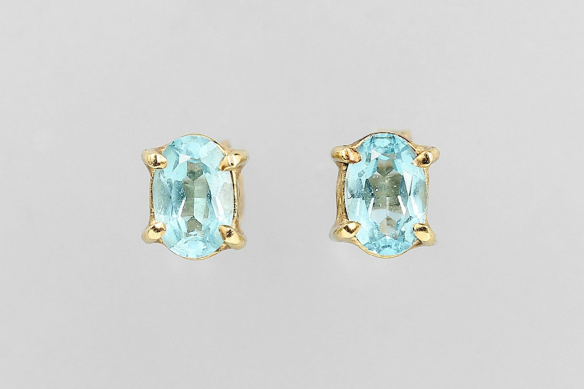 Paar 18 kt Gold Ohrstecker mit Blautopasen, GG 750/000, je 1 oval facett. Blautopas beh. zus. ca.