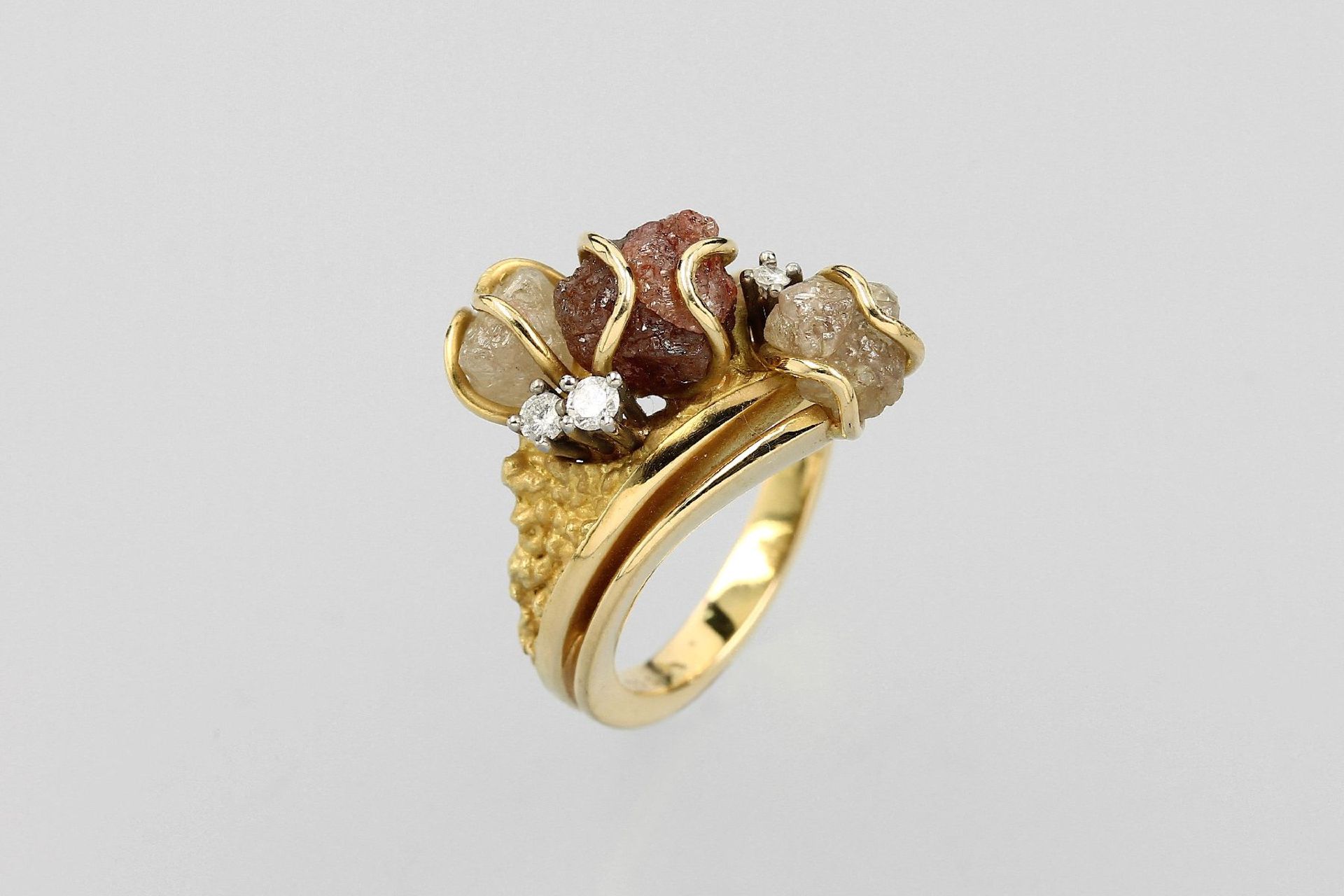 18 kt Gold Ring mit Rohdiamanten und Brillanten, GG 750/000, 3 Rohdiamanten zus.ca. 5.0 ct, 3