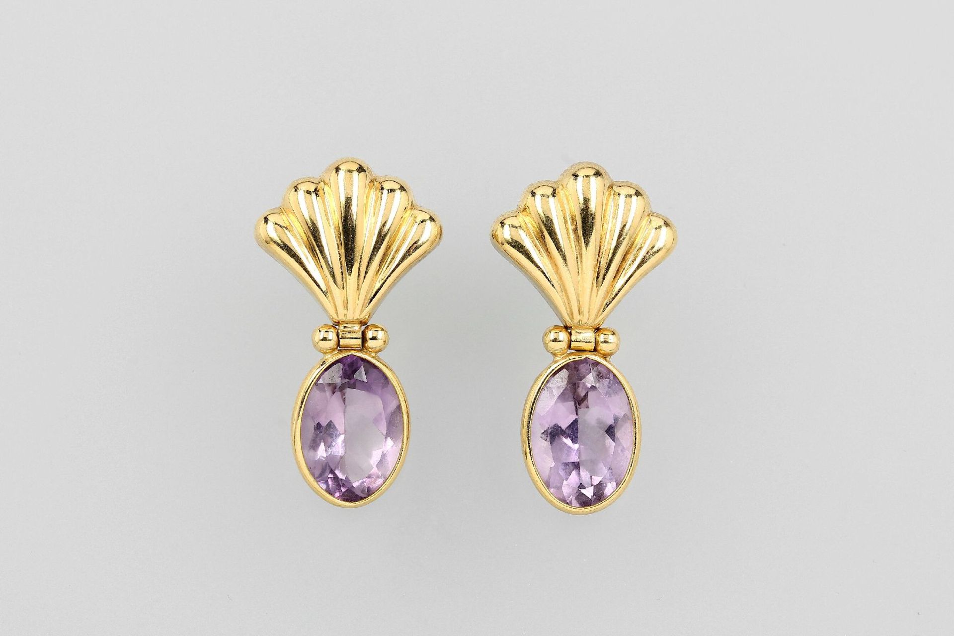 Paar 18 kt Gold Ohrstecker mit Amethysten, 2 ovalfacett. Amethyste zus. ca. 8.0 ct, Aufhängung in