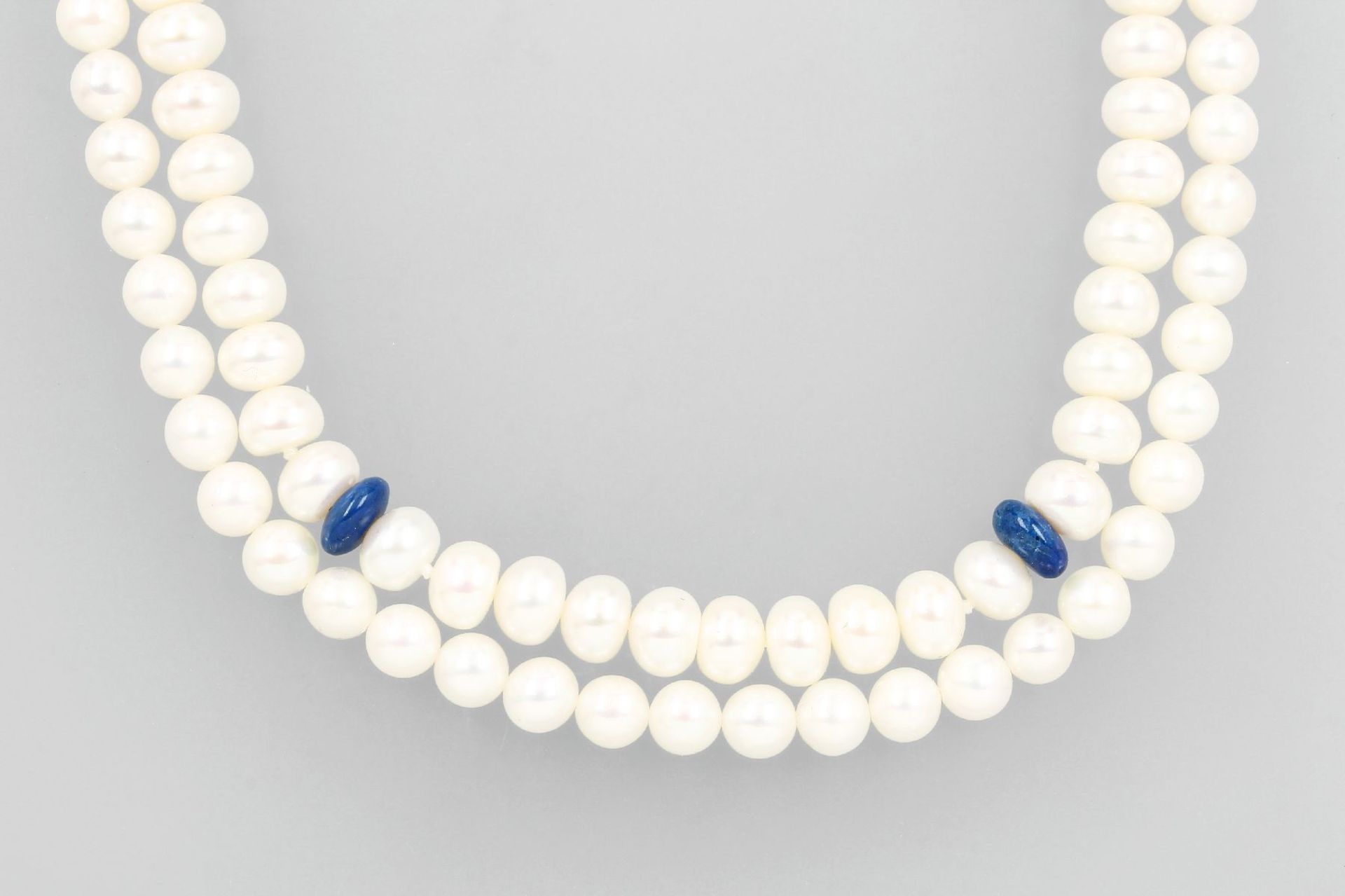 Konvolut 2 Colliers mit Perlen und Lapislazuli, 1x mit weißen, unrunden Süßwasserzuchtperlen ca. 5