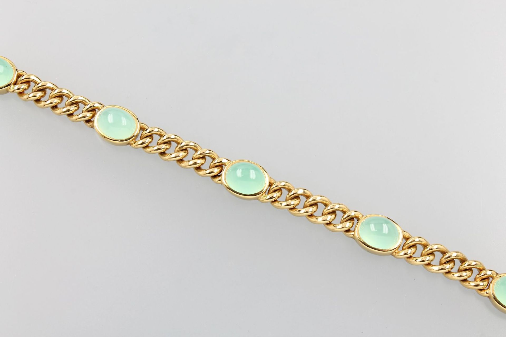 18 kt Gold Flachpanzerarmband mit Chrysoprasen GG 750/000, 5 ovale Chrysoprascabochons zus. ca. 18.0