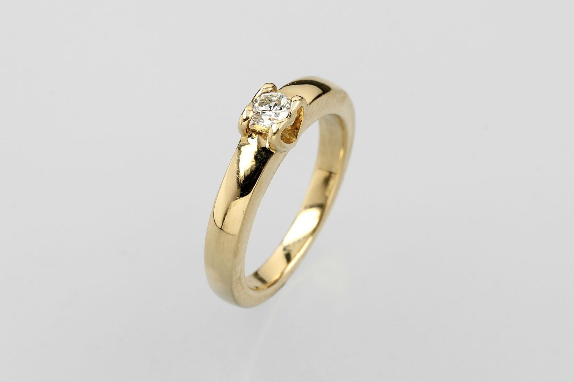 18 kt Gold Ring mit Brillant, GG 750/000, Brillant ca. 0.20 ct feines Weiß/vs-si, RW 56.5, ca. 8.2 g