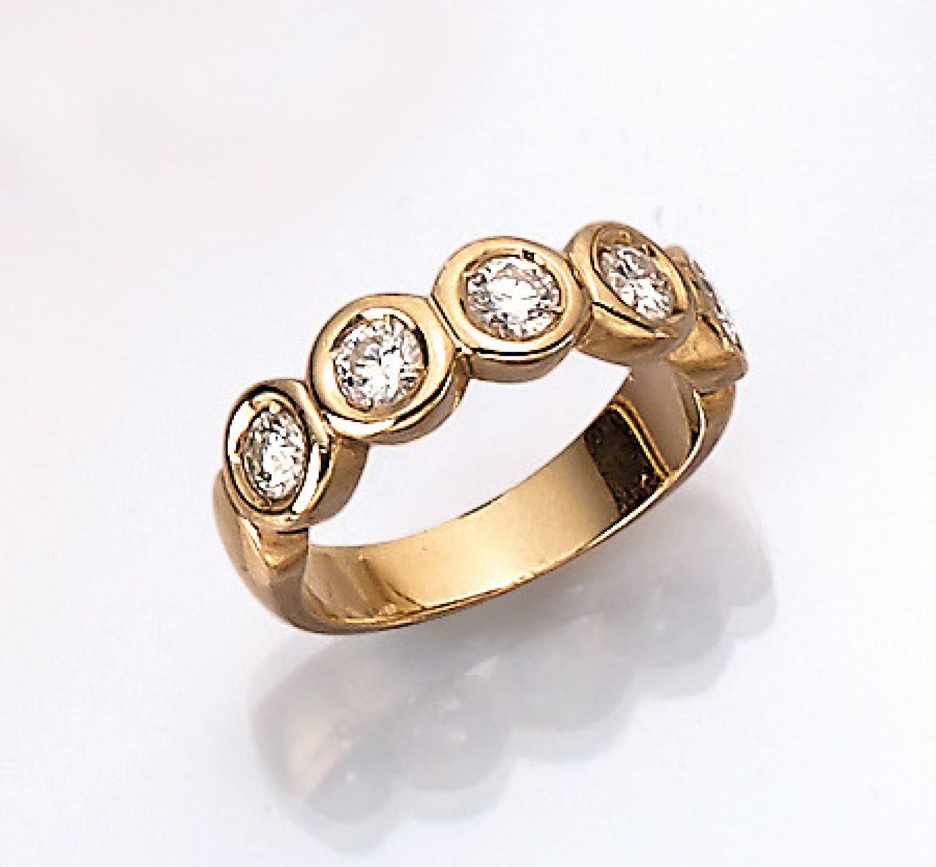 14 kt Gold Ring mit Brillanten, GG 585/000,5 Brillanten zus. ca. 1.20 ct feines Weiß- Weiß/si-p1, RW