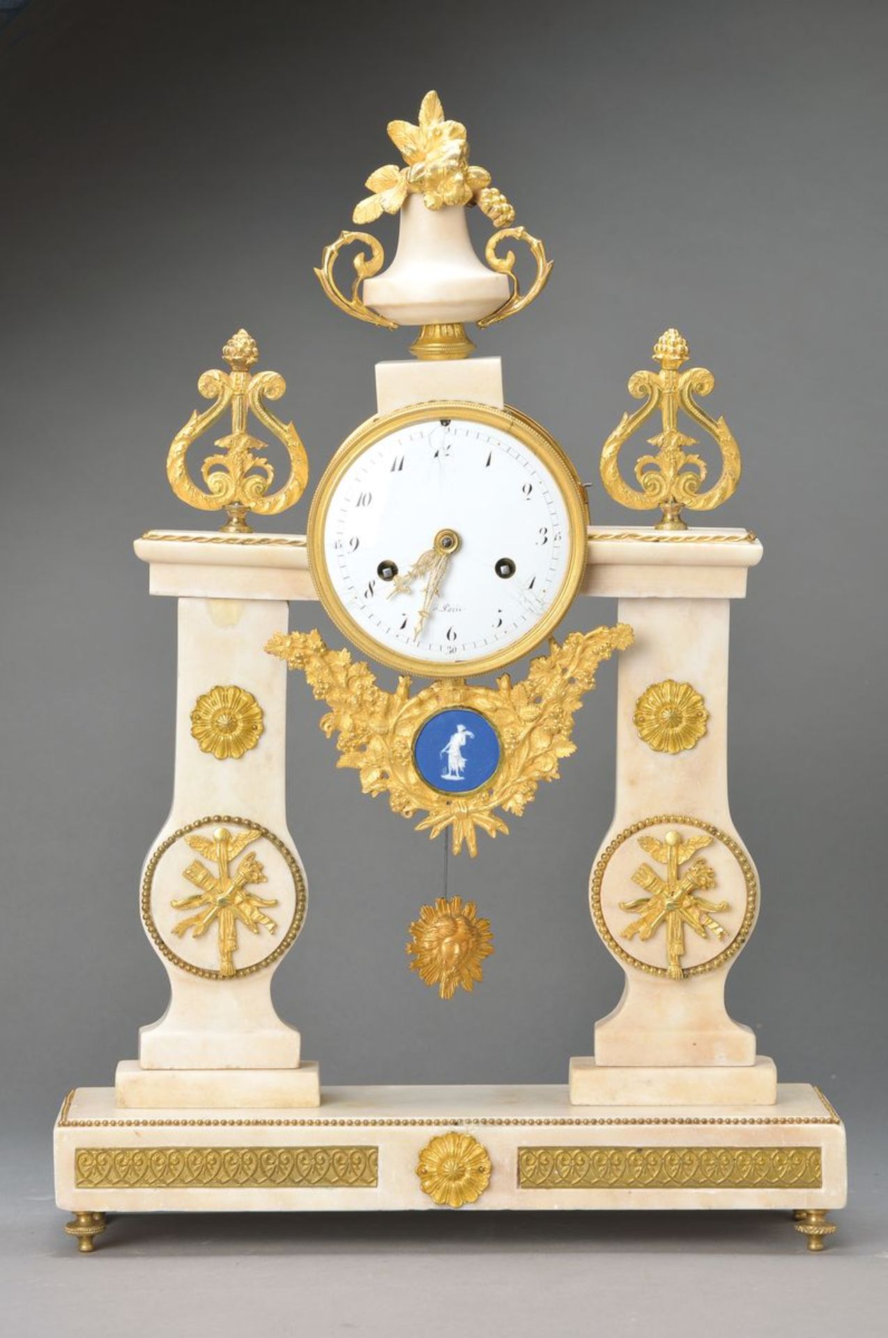 Portaluhr, Frankreich um 1800, Marmorgehäuse mit vergoldeten Applikationen besetzt, Pfeilköcher
