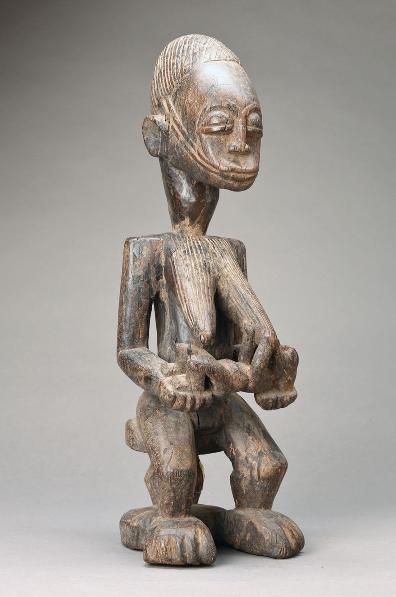 Stehende Frauenfigur mit Kind, wohl Mossi, Burkina Faso, ca. 40-50 Jahre alt , Hartholz aus einem
