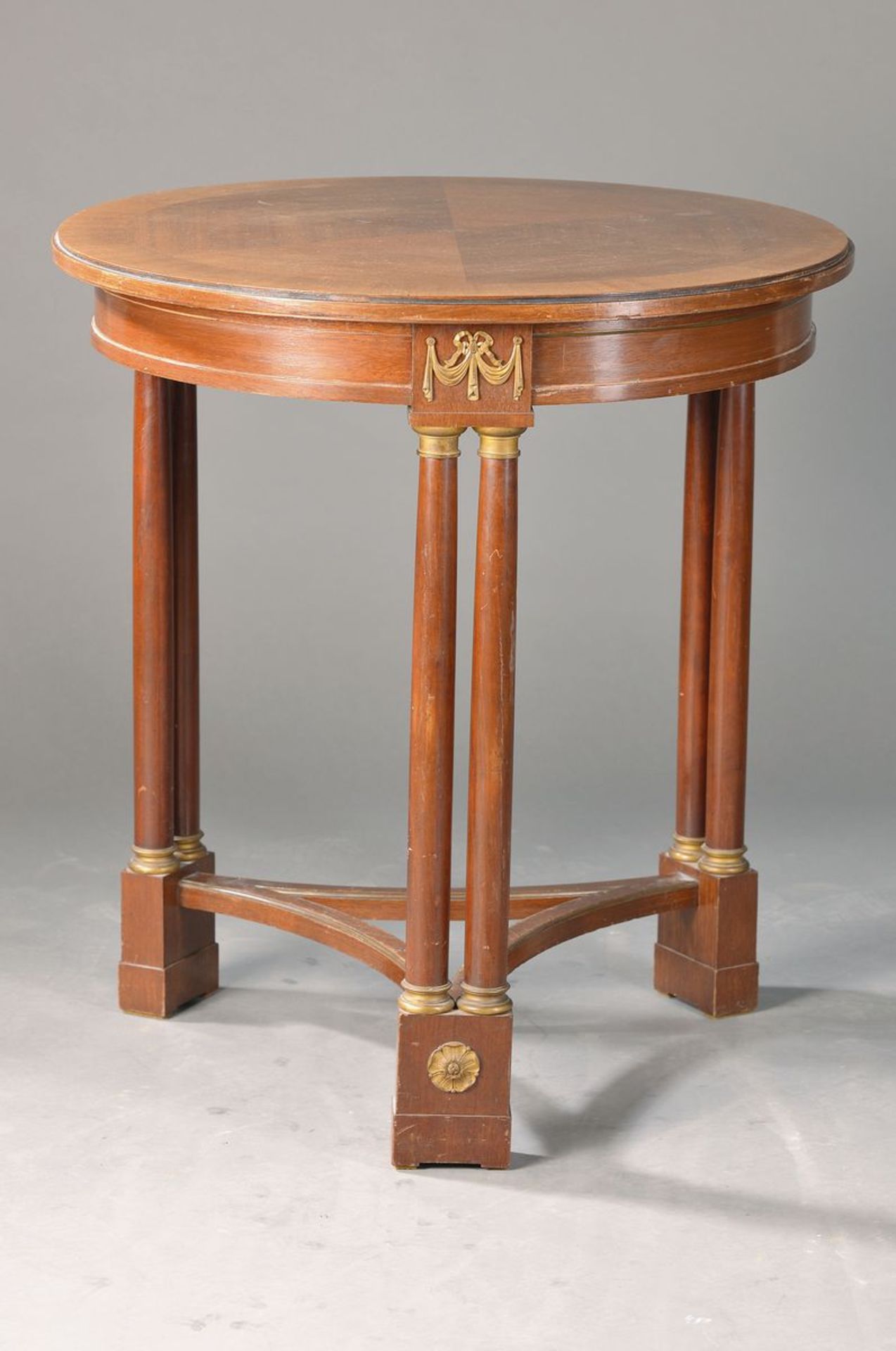 Tisch, England, 19.Jh., Mahagonifurnier, drei Doppelsäulen mit Metallschuhe und Metallapplikationen,