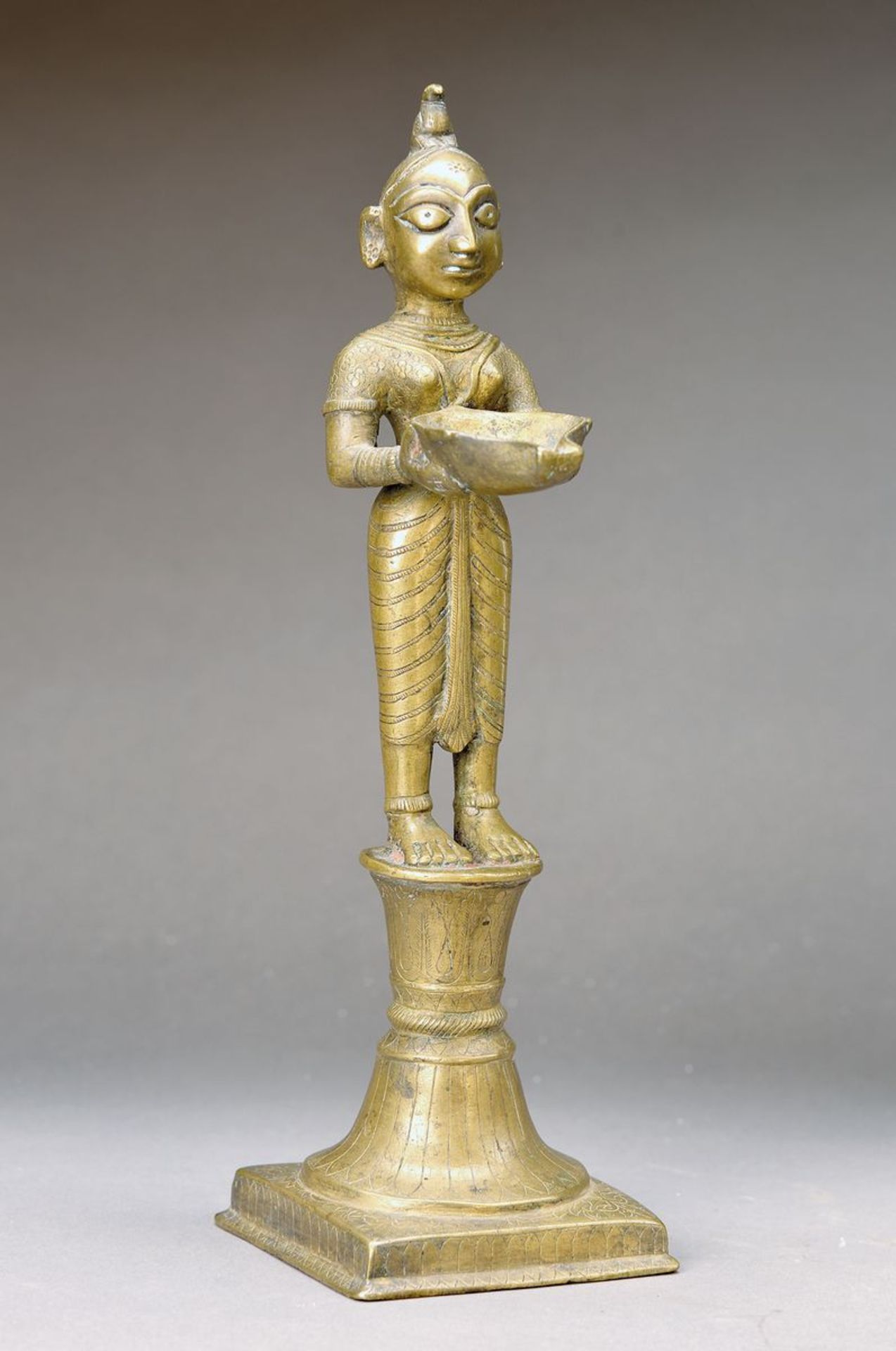 Öllampe, Indien, 19. Jh., Messingguß, in Form einer vollplastischen Figur, H. ca. 31cmoil lamp,