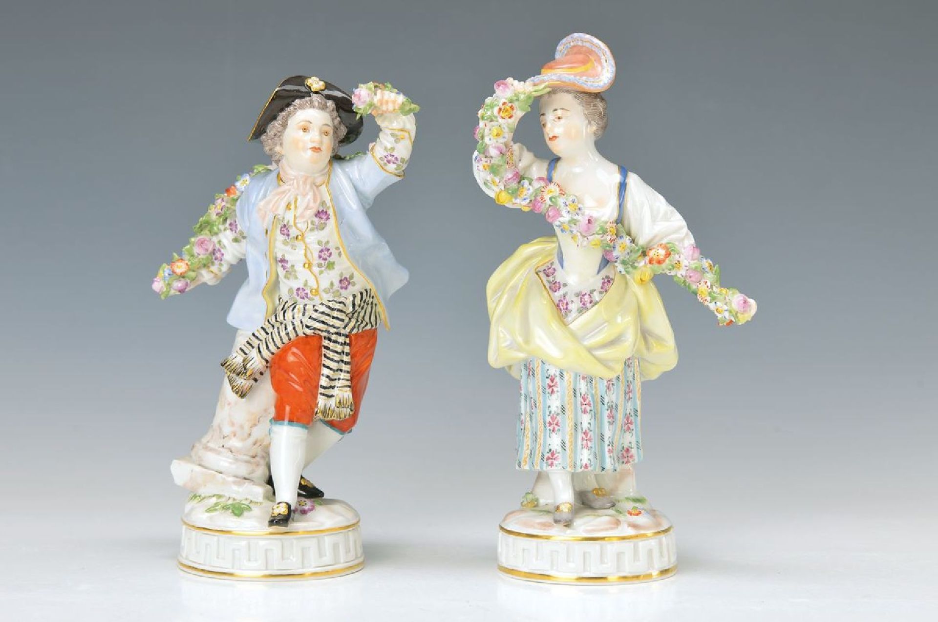 Figurenpaar, Meissen, 2.H.20.Jh., Gärtner mit Blumengirlanden, Modellnr. 61246 u. 61247,