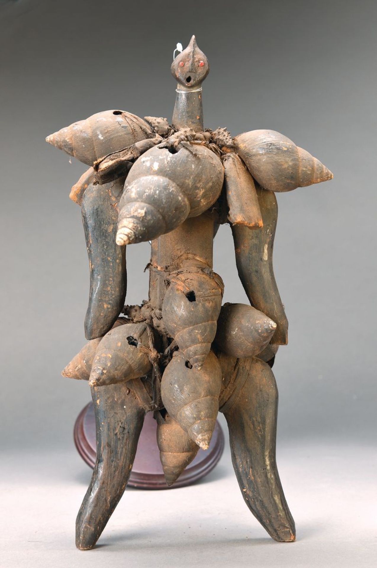 Fetisch, Dowago, Kamerun, ca. 40-50 Jahre alt, Holz/Muschel/Stoff, stark stilisierte Gestalt