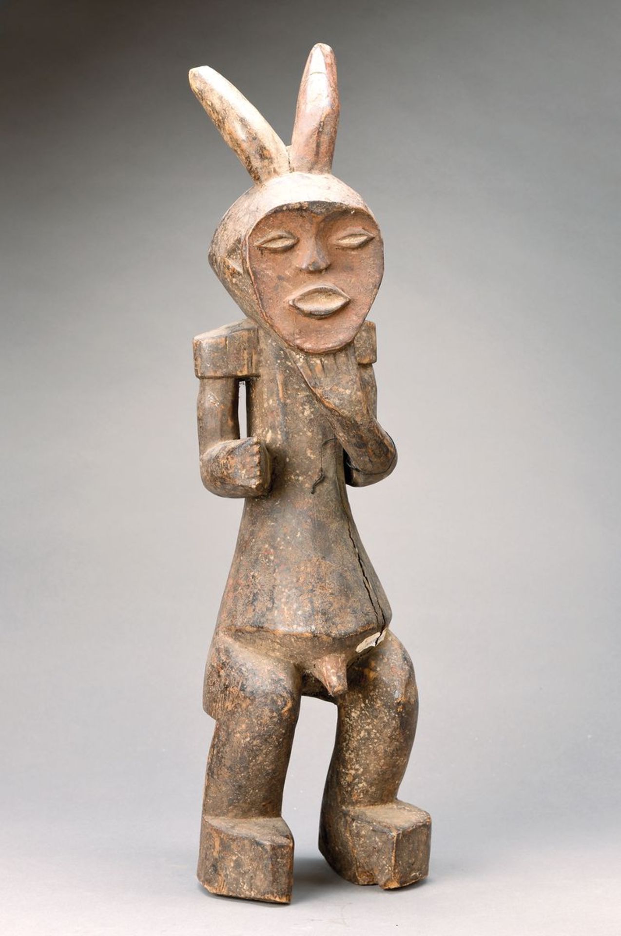 Skulptur eines maskierten Mannes, Mambila, Gabun, Hartholz aus einem Stück geschnitzt, ca. 40-50
