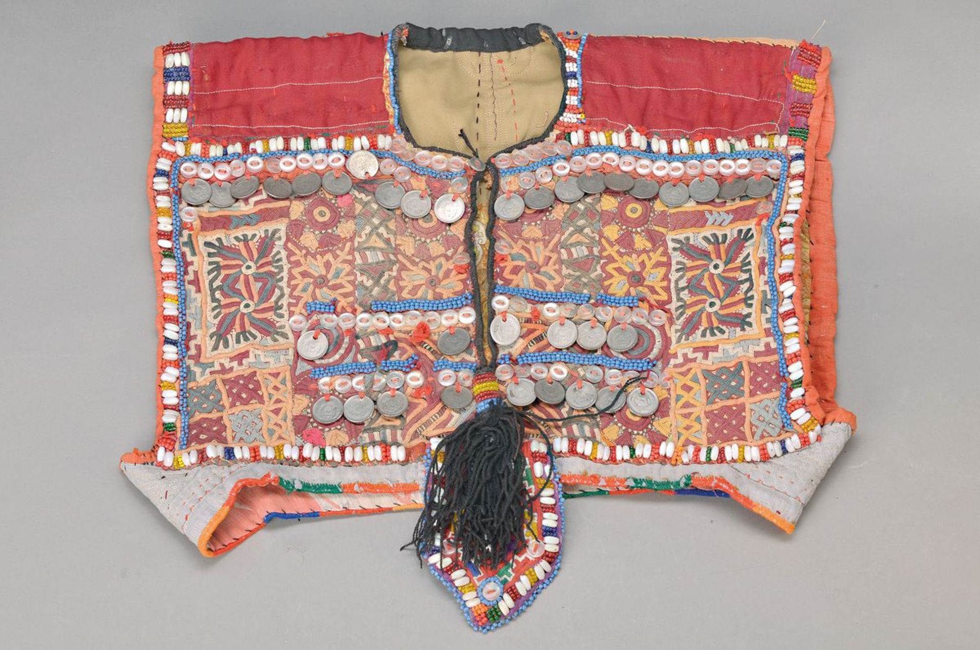 Kinder-Zeremonialkleid der Turkmenen, Zentralasien, 19. Jh., diese Kleidchen gelten als Schutz vor