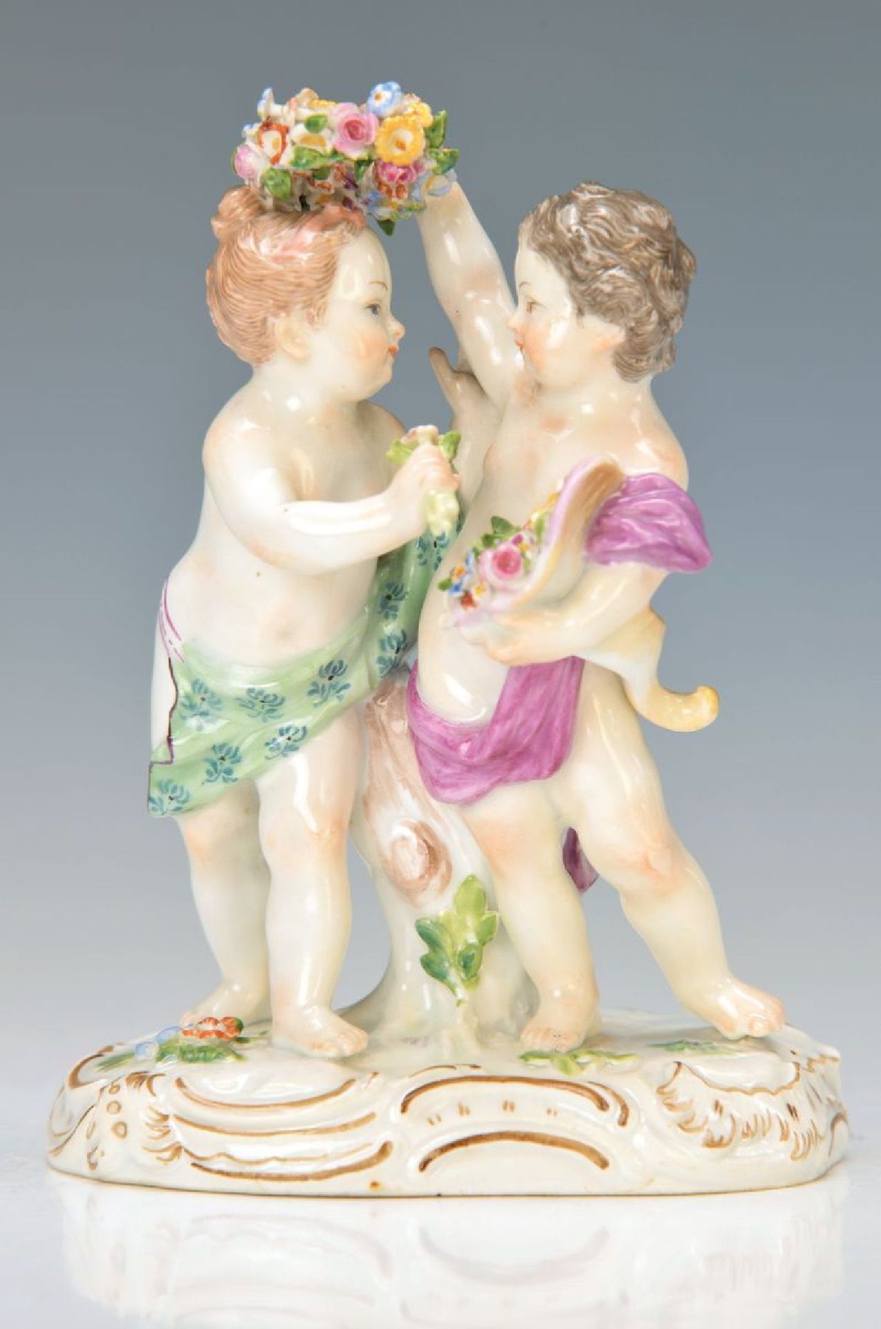 Figurengruppe, Meissen, um 1834/40, Amoretten mit Füllhorn bzw. Blumenkranz, Modellnr. 2991,