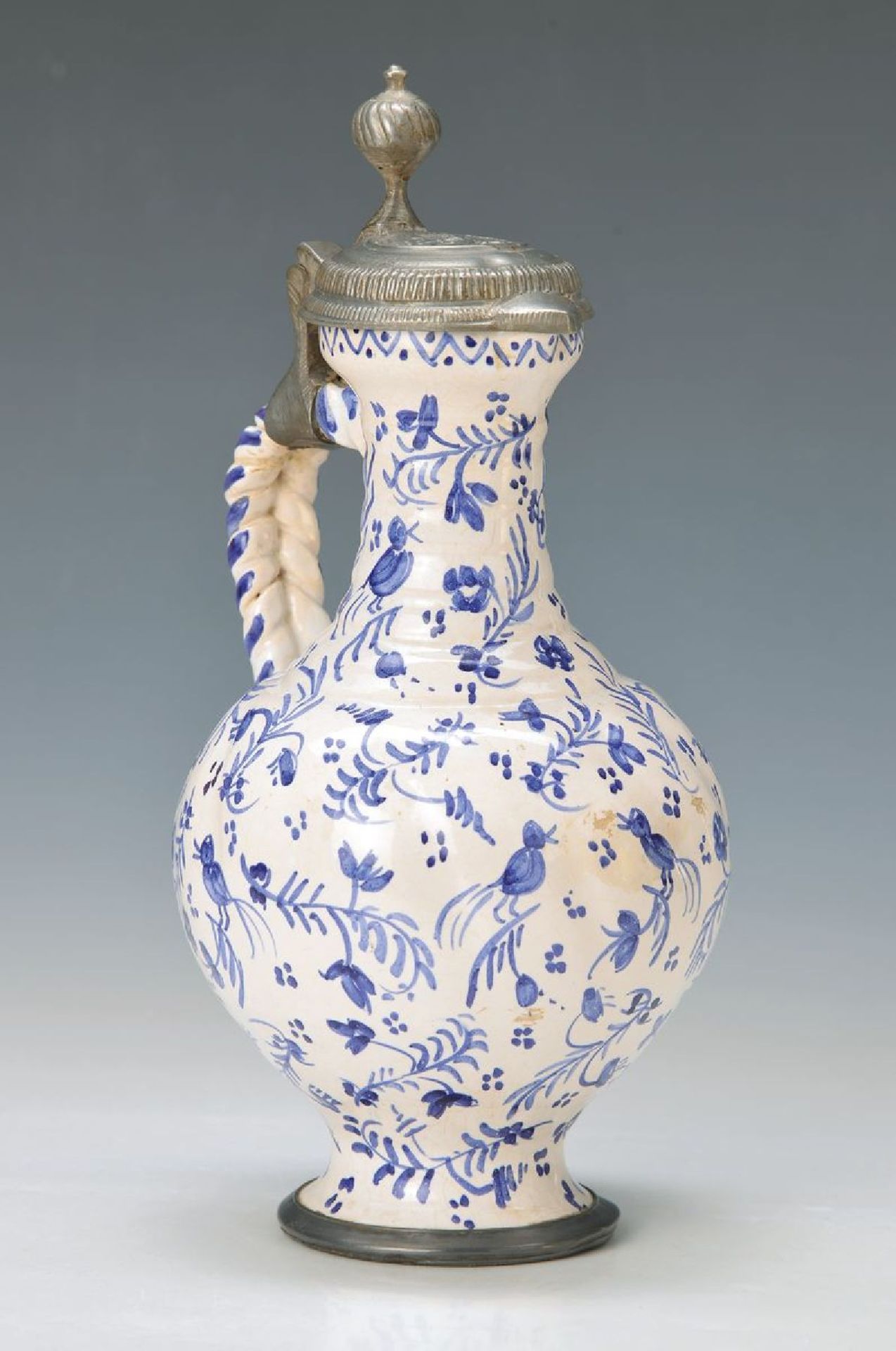 Krug, Nürnberg, um 1760-1780, Fayence, weiß engobiert, blaue Malerei von Blumen, Ranken und Vögel,