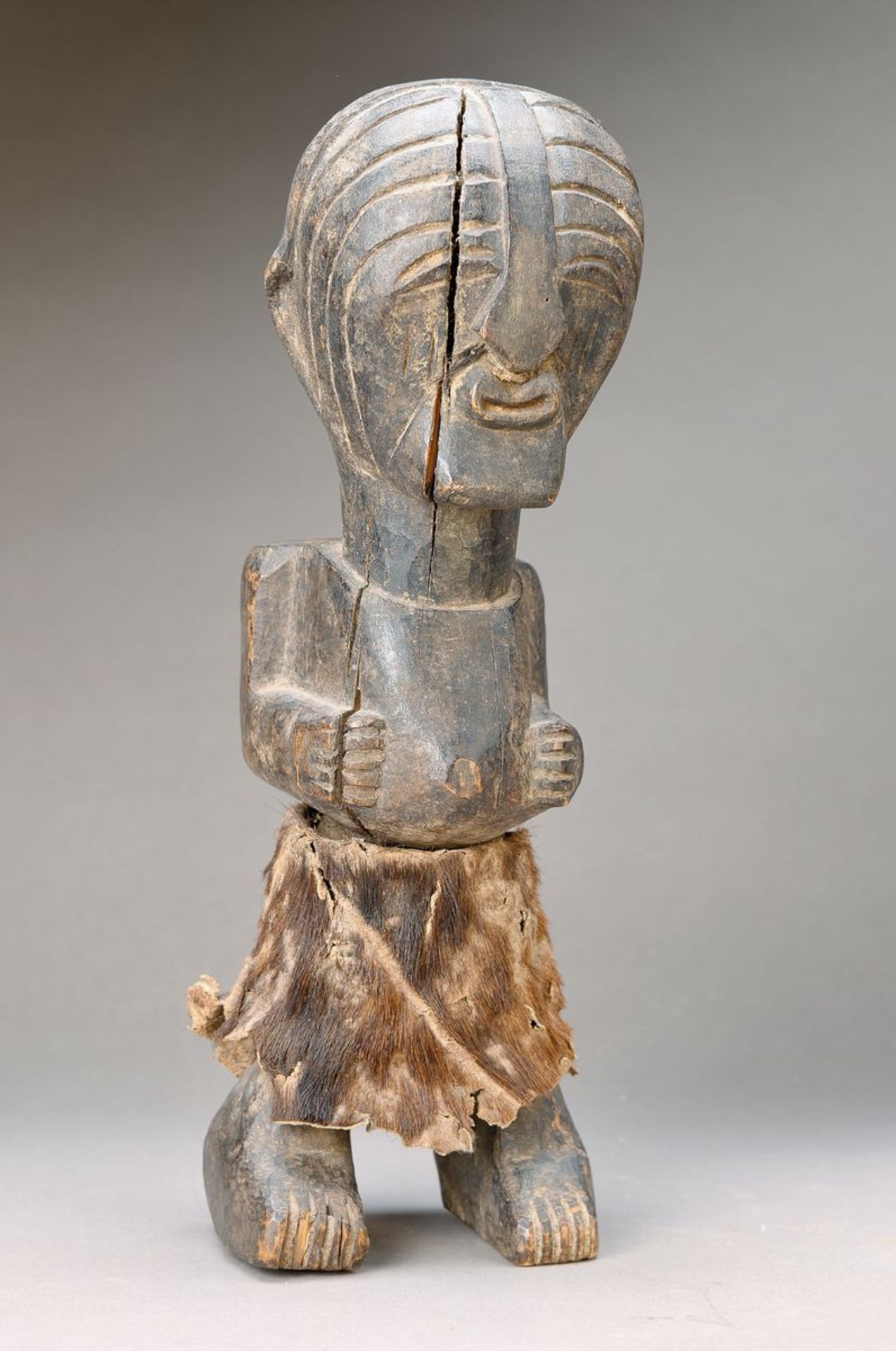 Fetisch, Hartholz, mit sogenannter Totenmaske, ca. 50 Jahre alt, in stiltypischer Haltung, ca. 38