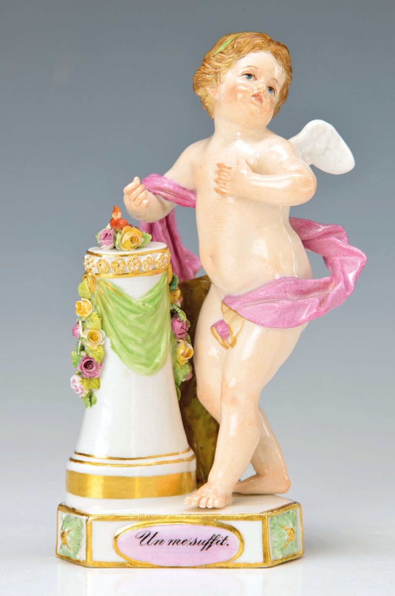 Porzellanfigur, Meissen, um 1880, Devisenkind "Un me suffit, Amorette mit Blumen und Herz auf